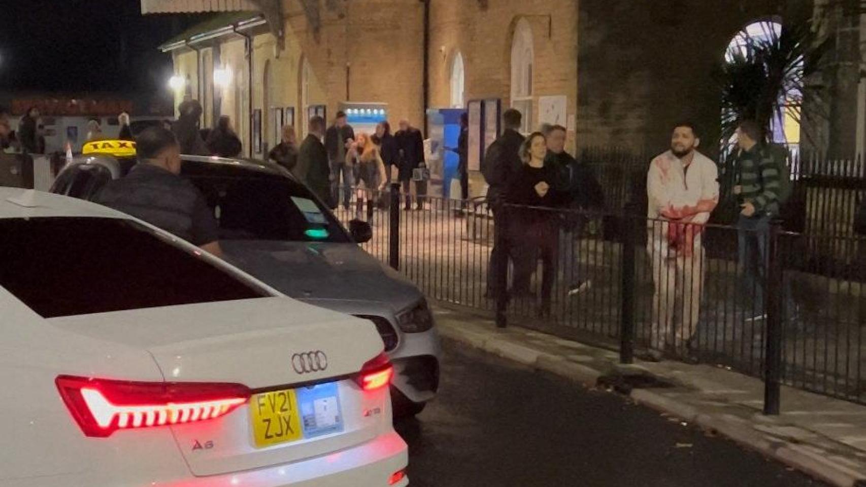 Diez heridos tras un ataque a puñaladas en un tren al norte de Londres: la Policía antiterrorista se une a la investigación