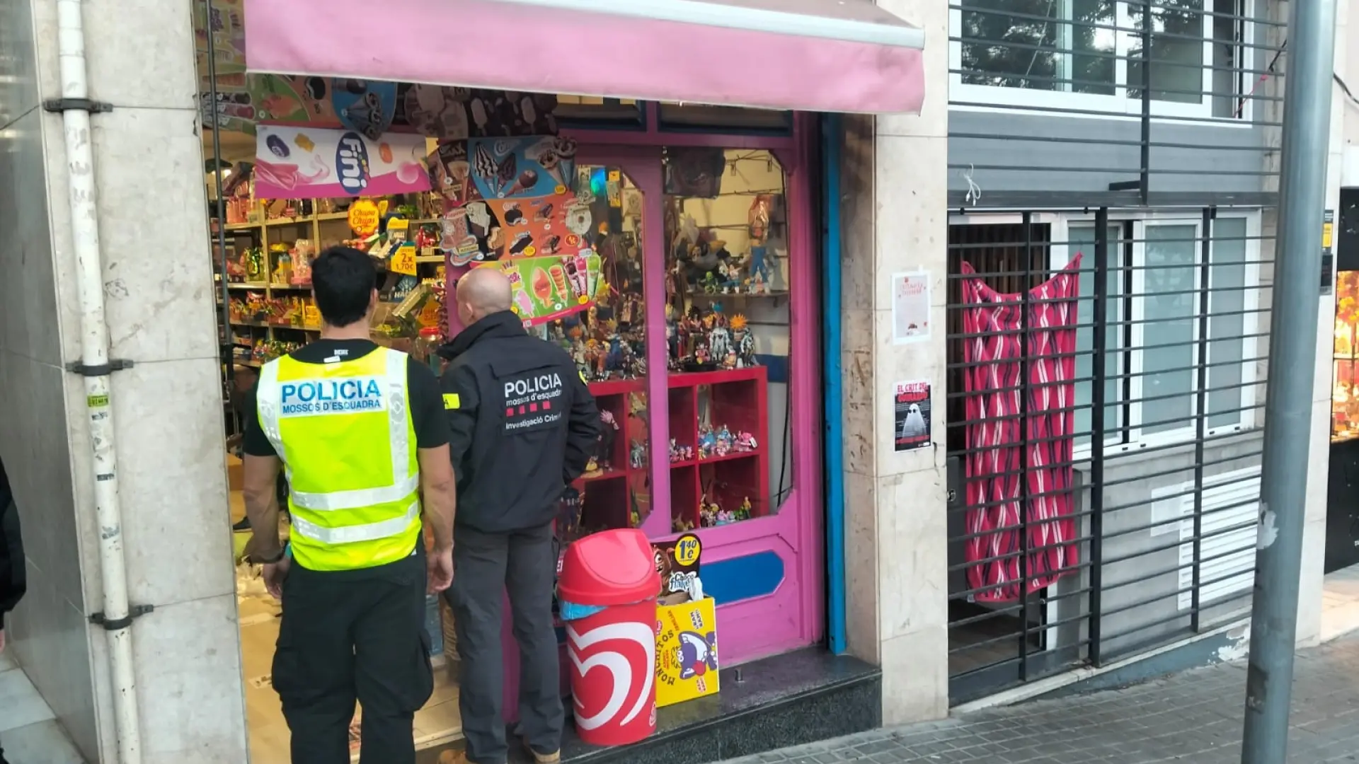 Detienen al responsable de una tienda de golosinas de Barcelona que también vendía cocaína