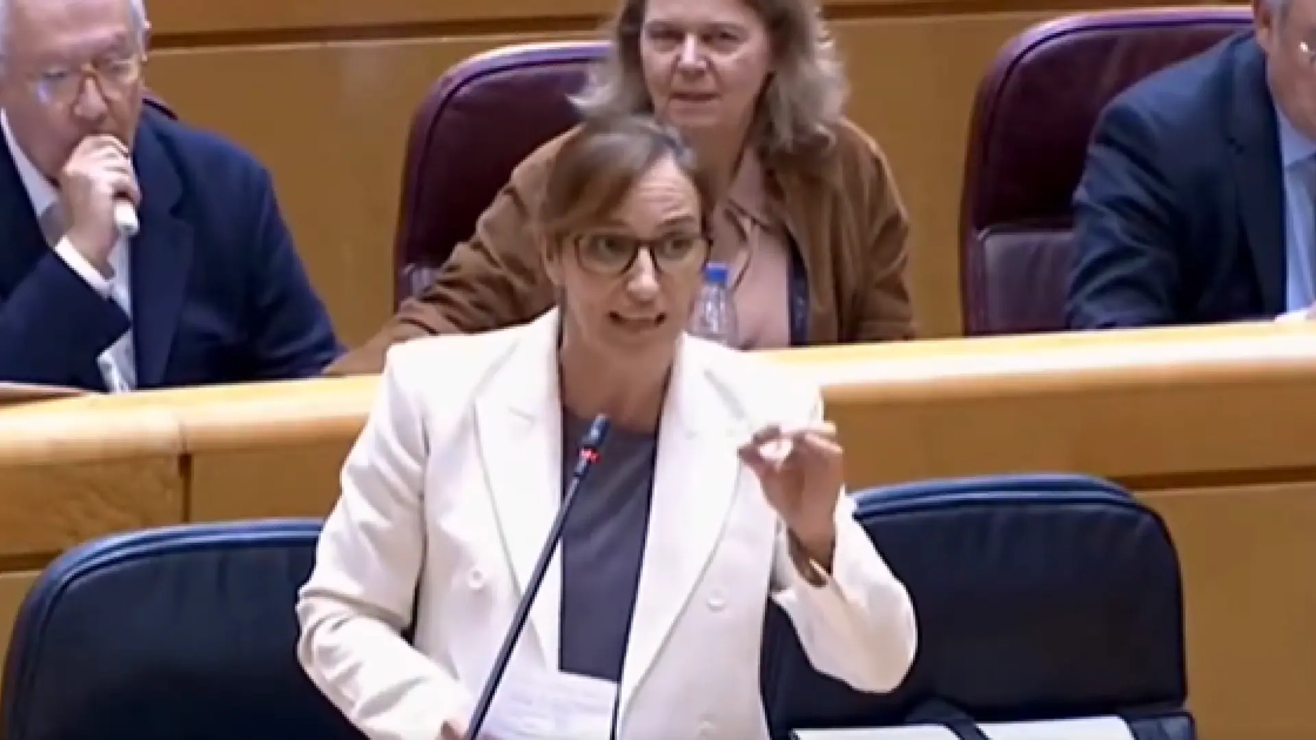 Rifirrafe entre Mónica García y Javier Arenas: ella le afea que haya vapeado desde su escaño del Pleno del Senado y él lo niega