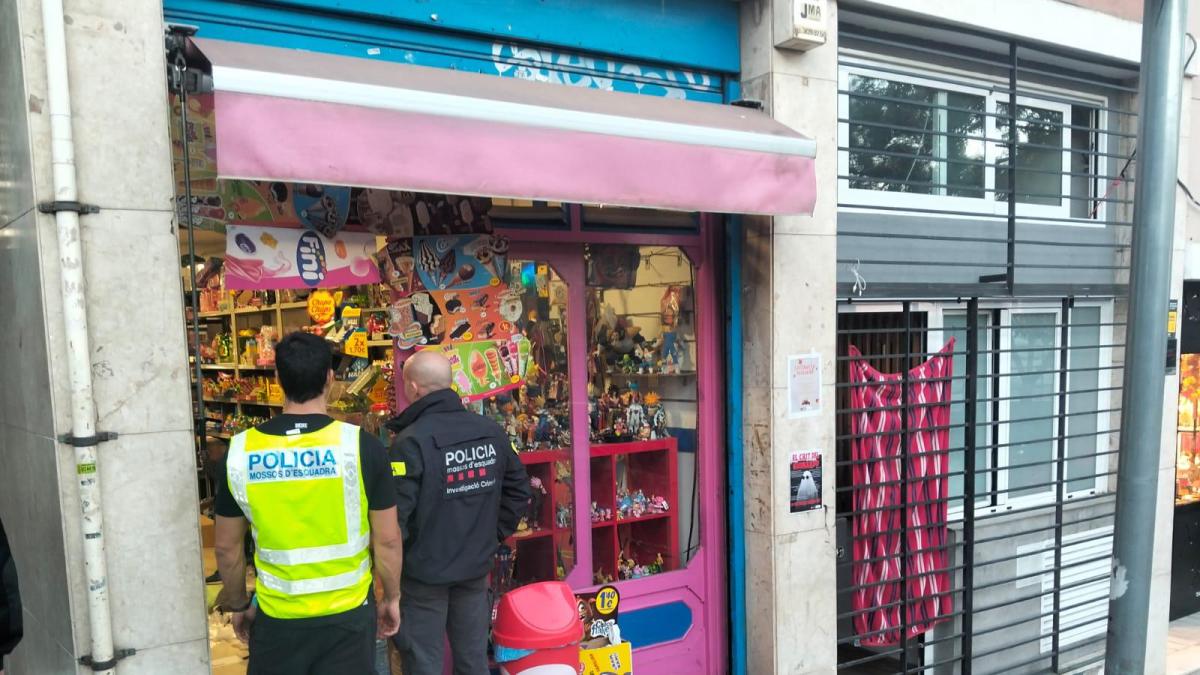 Chuches y cocaína: detenido el responsable de una tienda por vender drogas en el interior