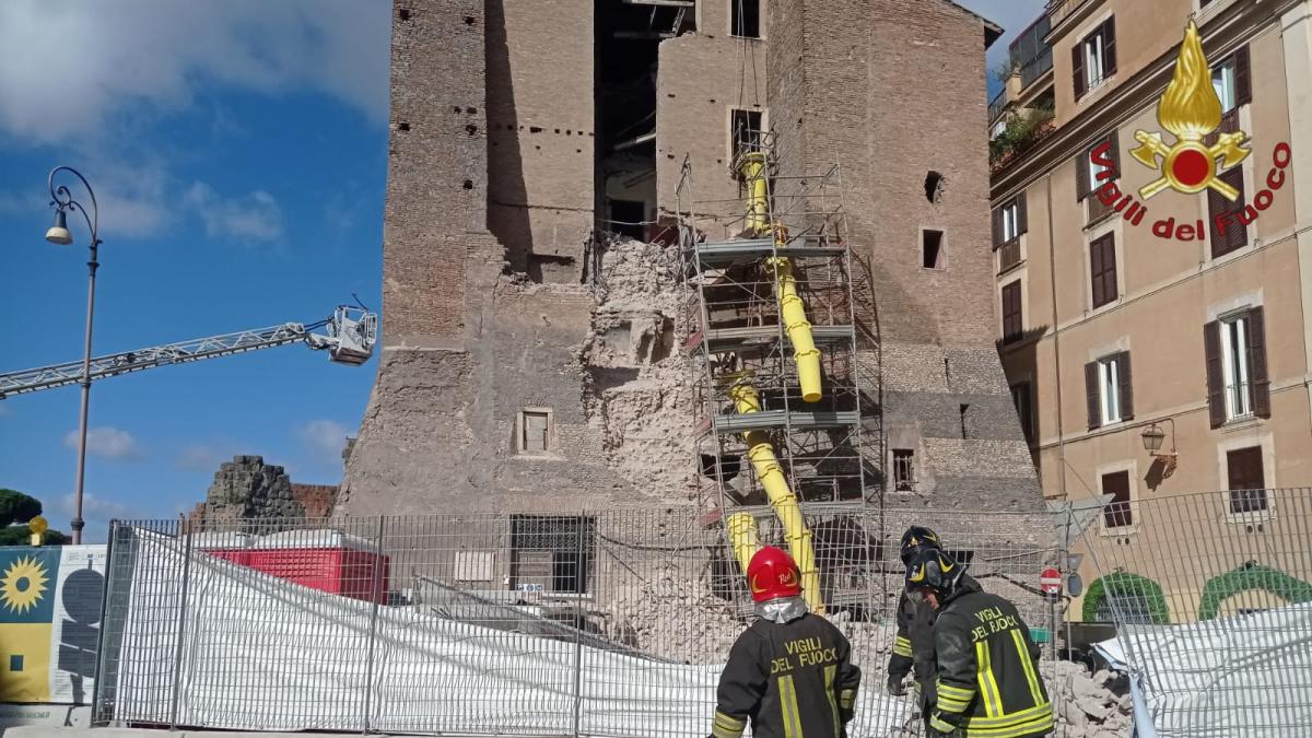 Parte de una torre medieval en el centro de Roma se derrumba durante su restauración