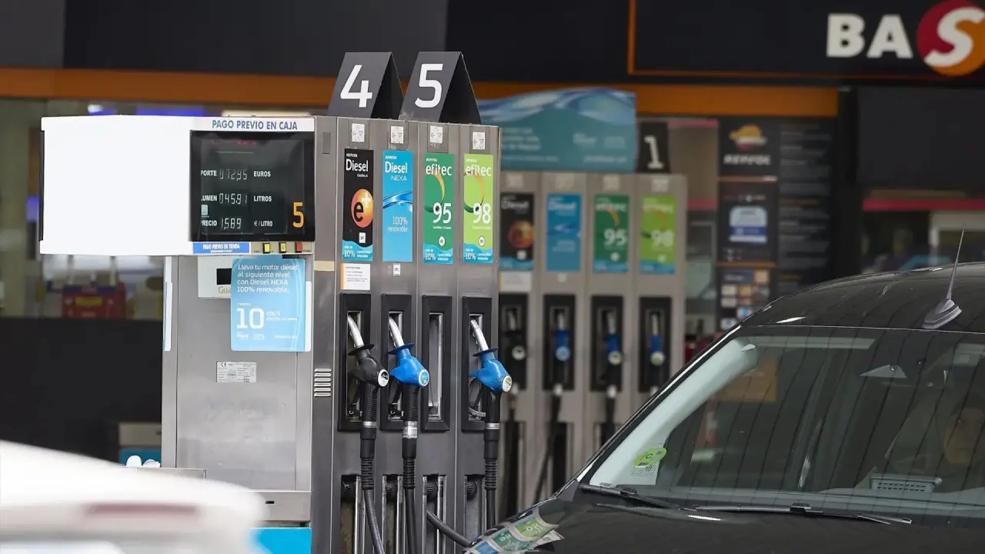 Los días de la semana que no se puede repostar bajo ningún concepto, según un estudio de la OCU