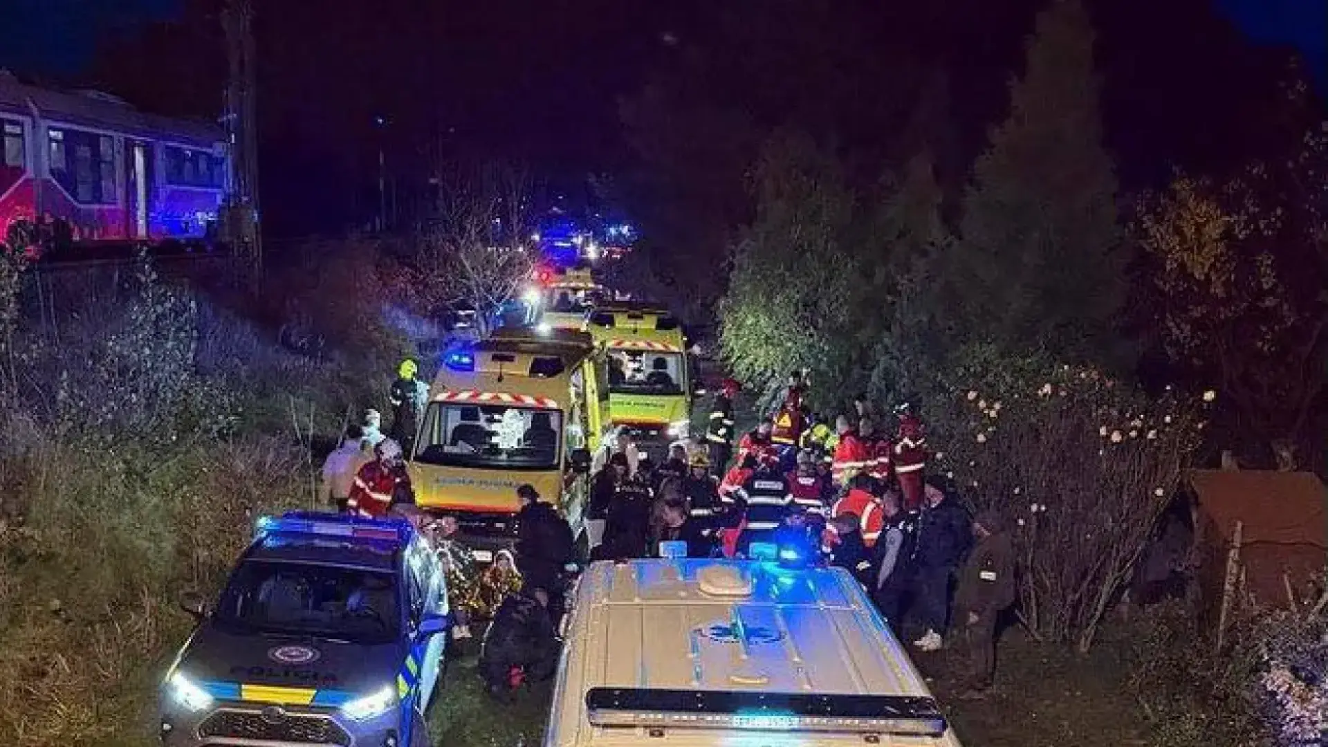 Casi 80 heridos, tres graves, en un choque de trenes en Eslovaquia: un convoy se saltó un semafóro en rojo
