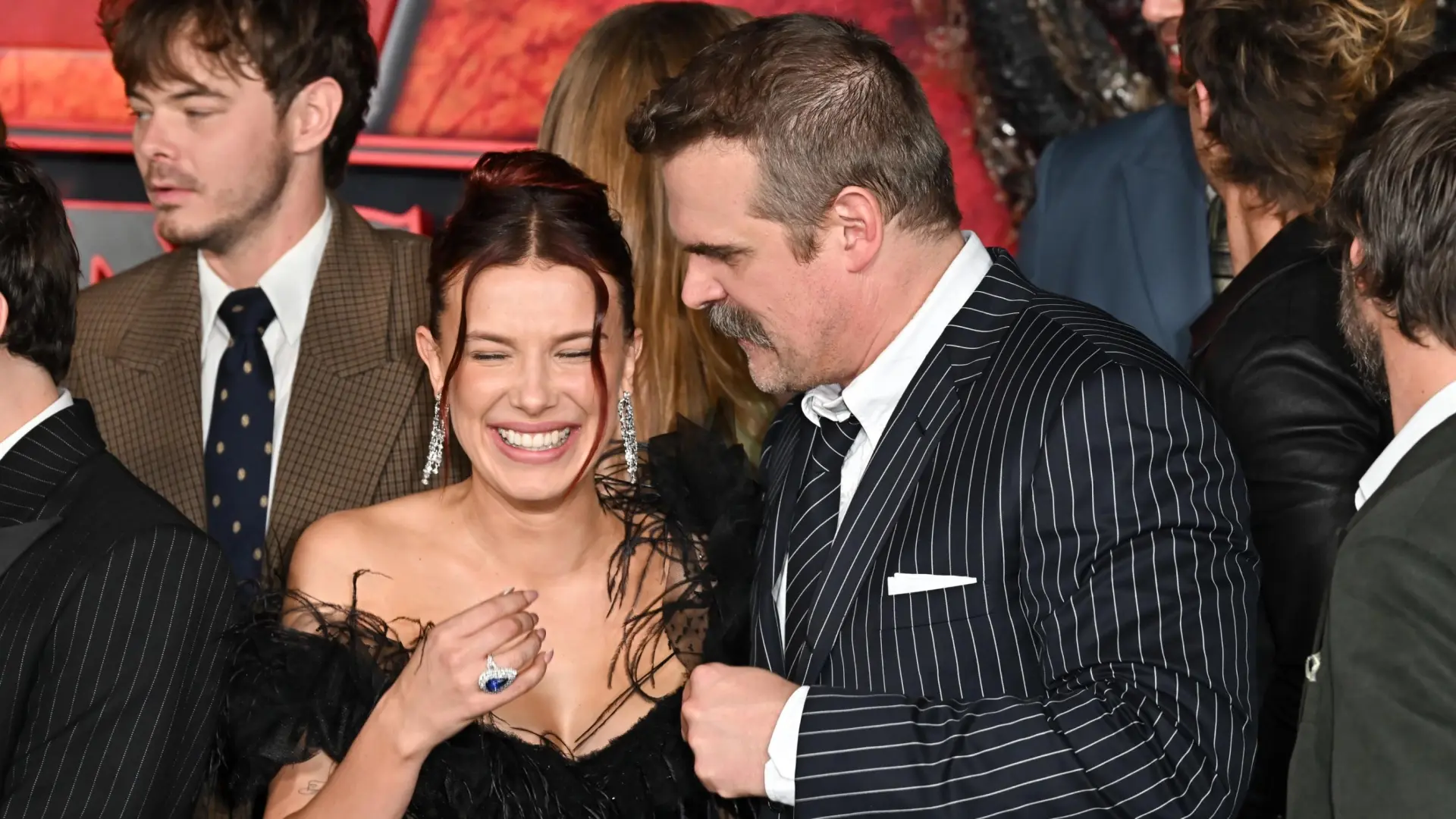 Millie Bobby Brown desmiente los rumores de denuncia por acoso a David Harbour con un posado llevando un vestido de encaje