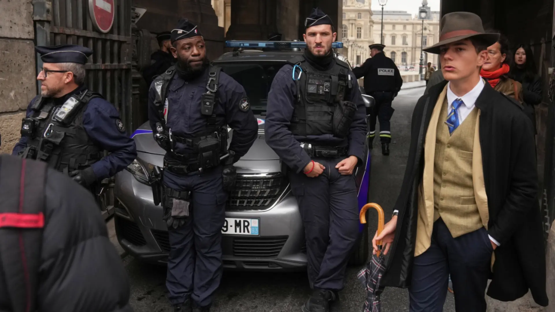 El 'detective del Louvre', al descubierto: es en realidad un adolescente de 15 años que ya espera que le llamen "para una película"