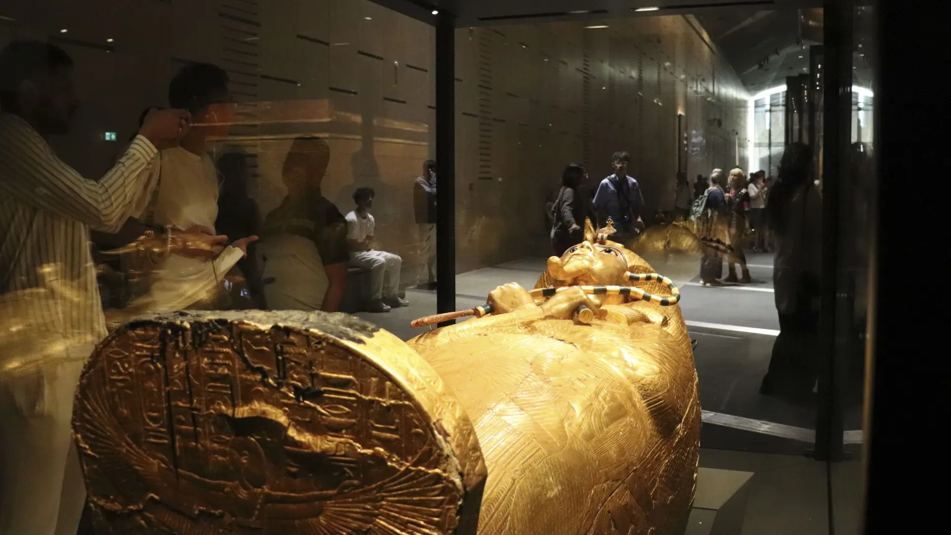 Asombro y admiración entre los visitantes en la esperada apertura del Gran Museo Egipcio