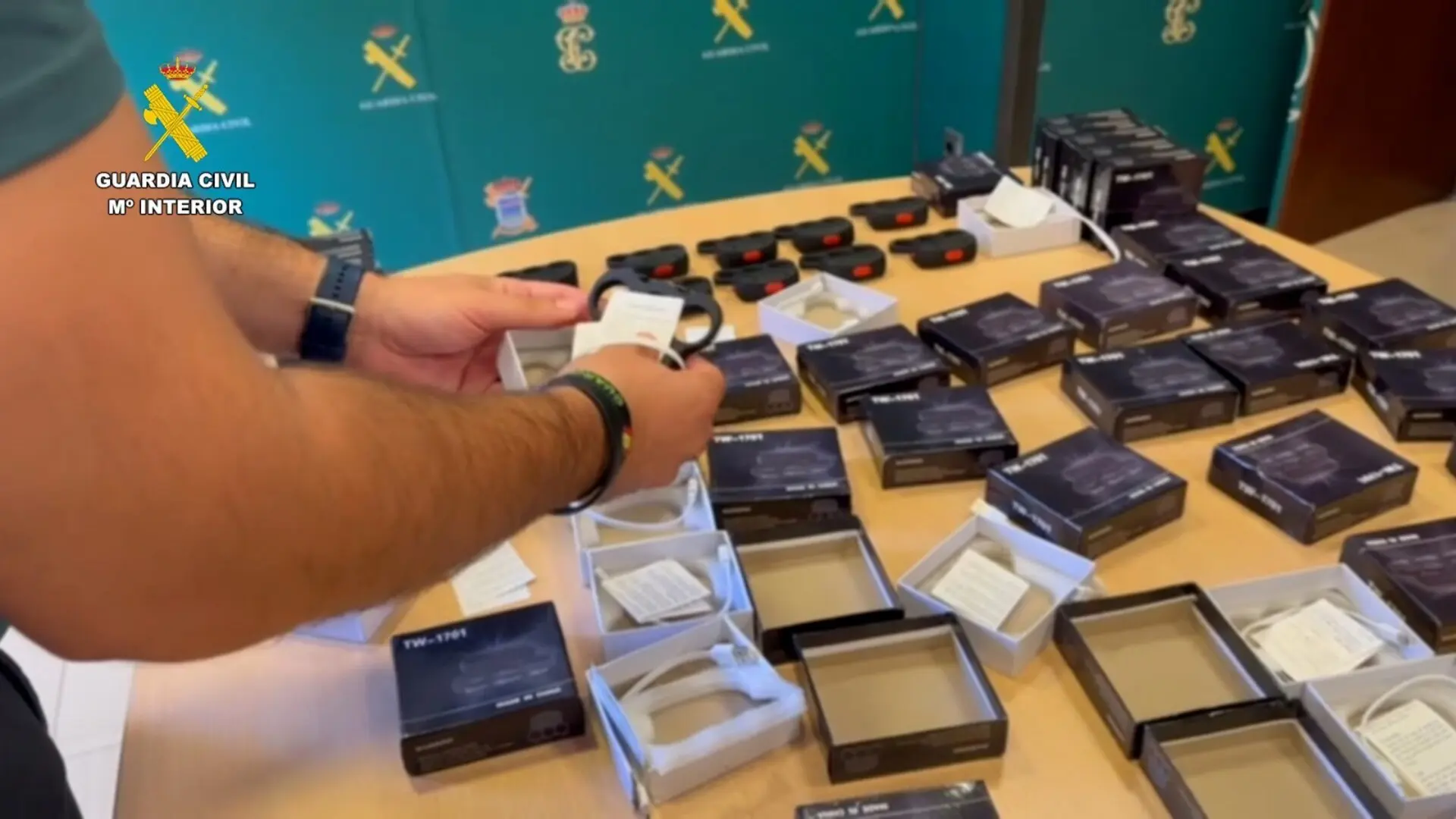 Intervenidos 451 puños americanos con descarga eléctrica en Huelva