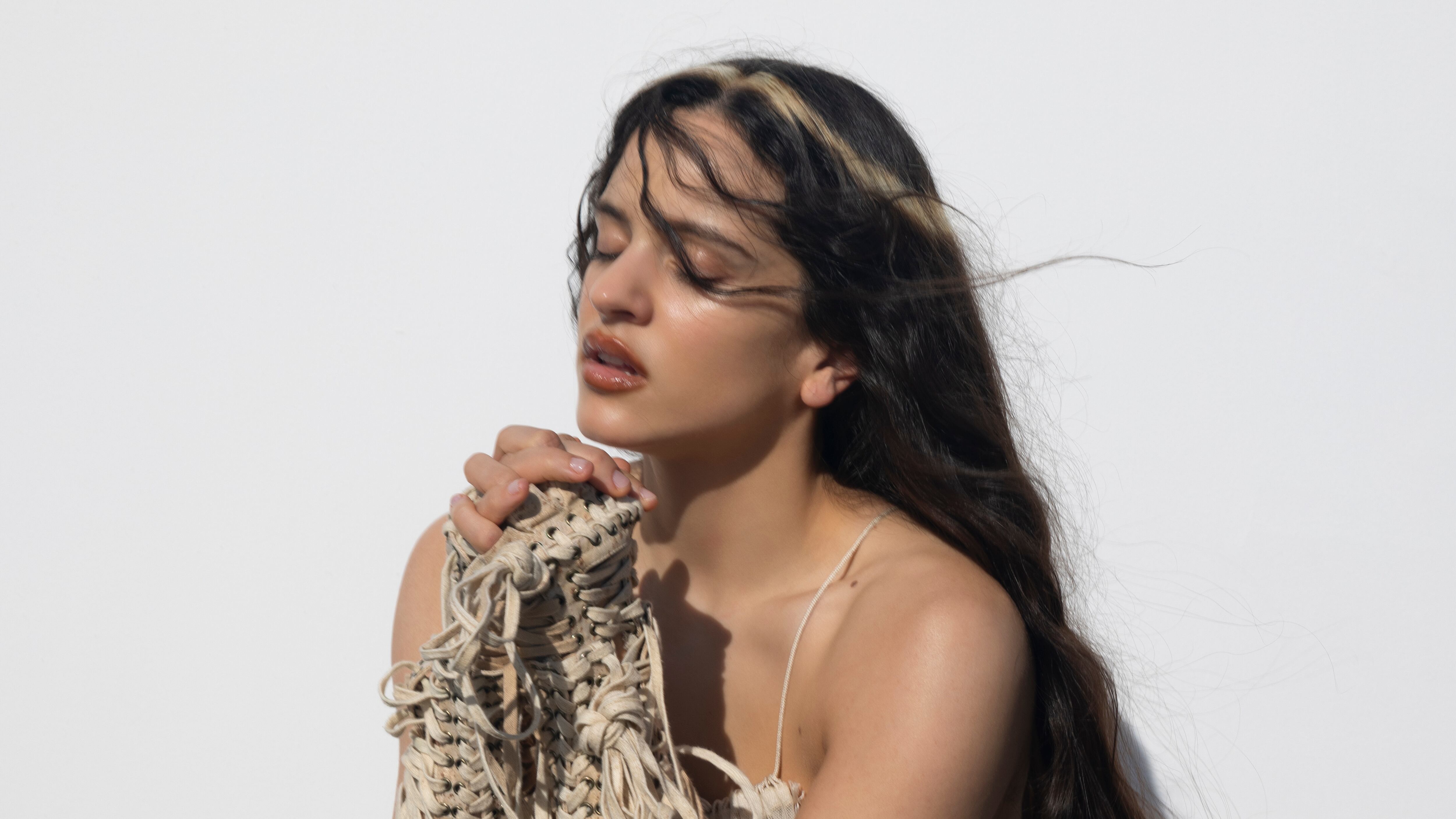 Crítica de ‘Lux’: Rosalía rompe las costuras del pop con un salto al vacío intenso y fascinante