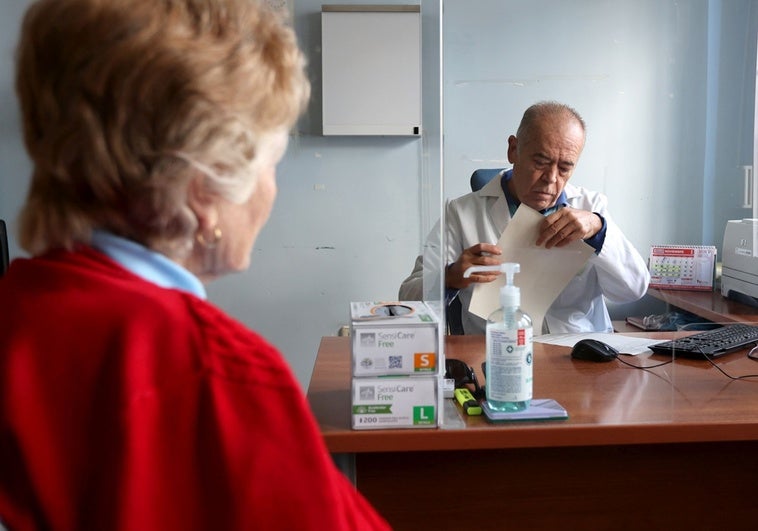 La inacción del Ejecutivo pone en peligro el futuro de 1.100 médicos de atención primaria