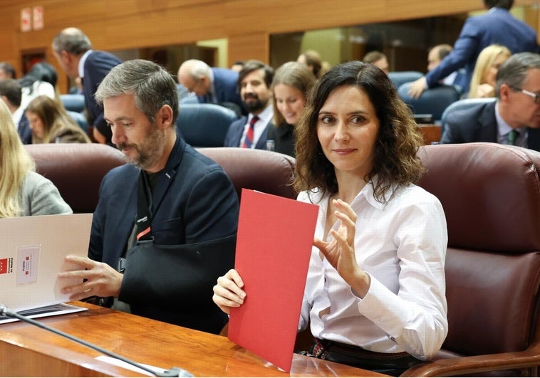 Ayuso lanza un mensaje al ministro Torres, acorralado por las mascarillas: «El de la placa tiene un ligero problemilla»