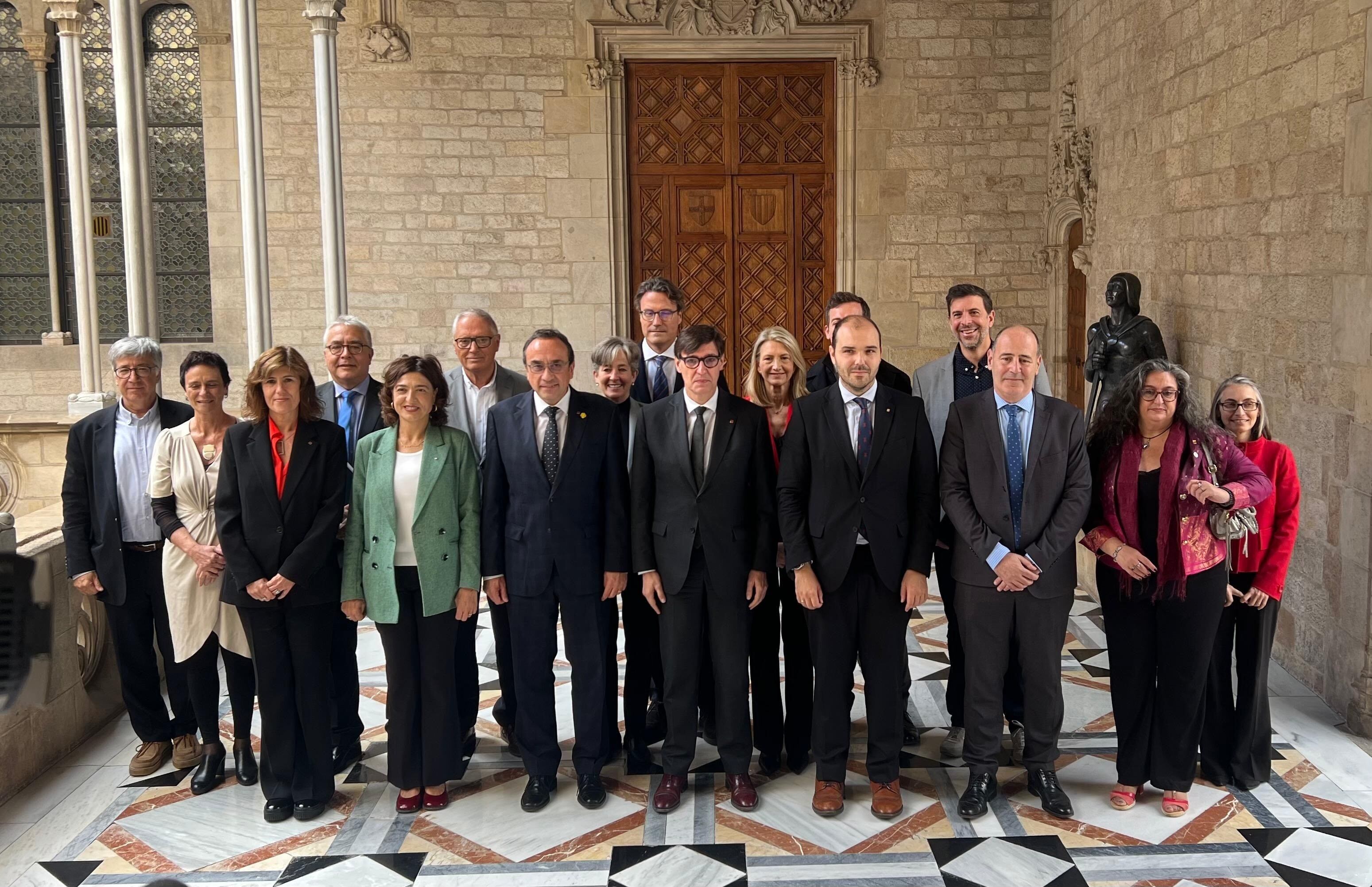 Derecho al error, agilizar la contratación de funcionarios y más IA: así pretende Illa simplificar la administración catalana