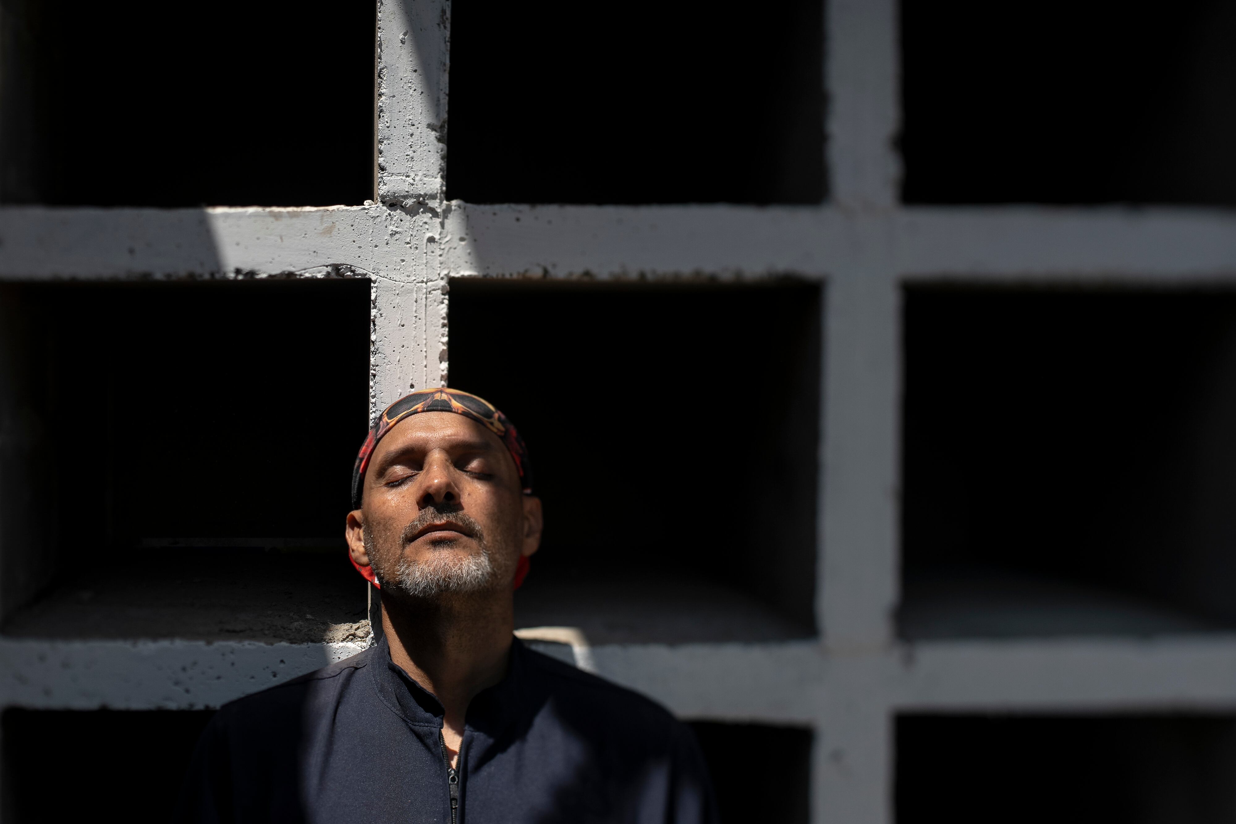 Exguerrilleros y militares se unen para construir 500 osarios de víctimas de desaparición forzada en Colombia