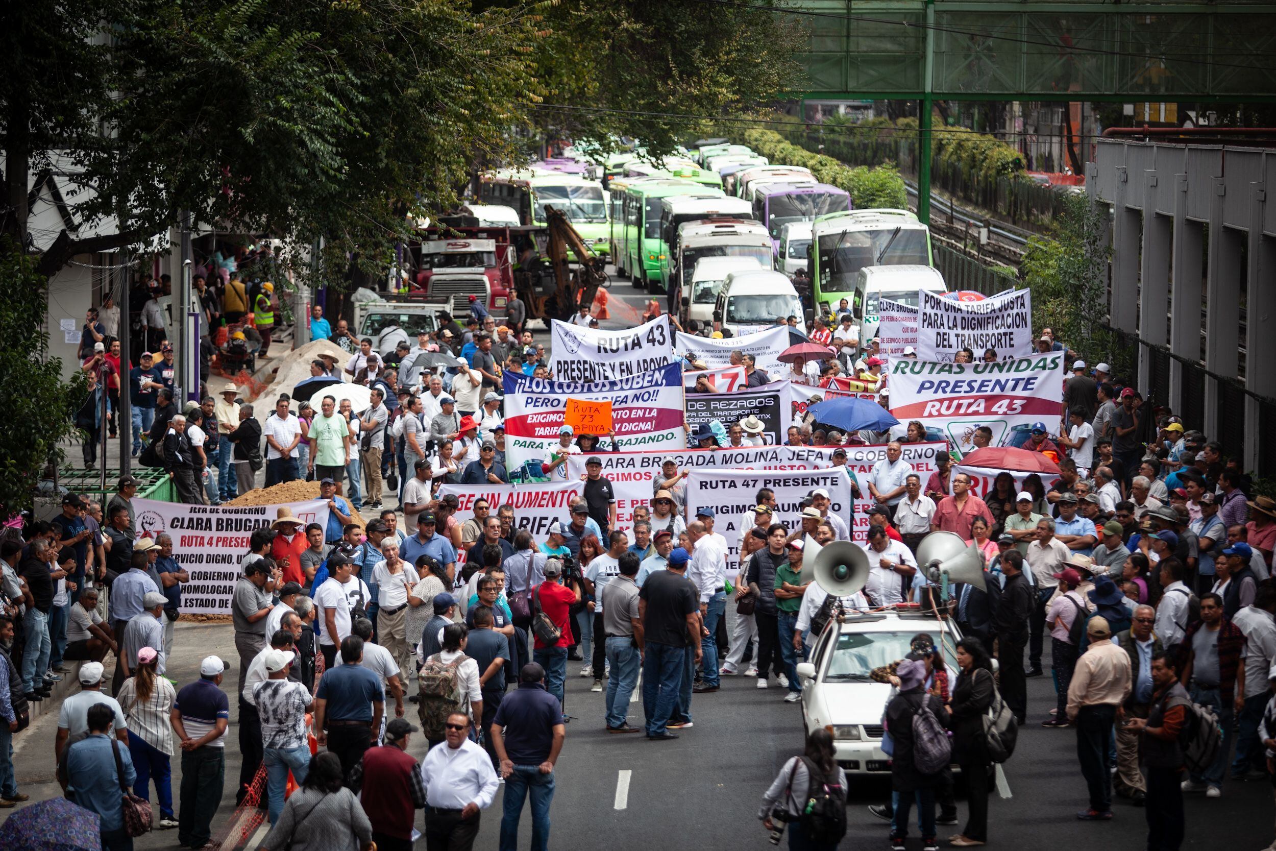 Los transportistas marchan rumbo al Zócalo para manifestarse por la inseguridad en las carreteras