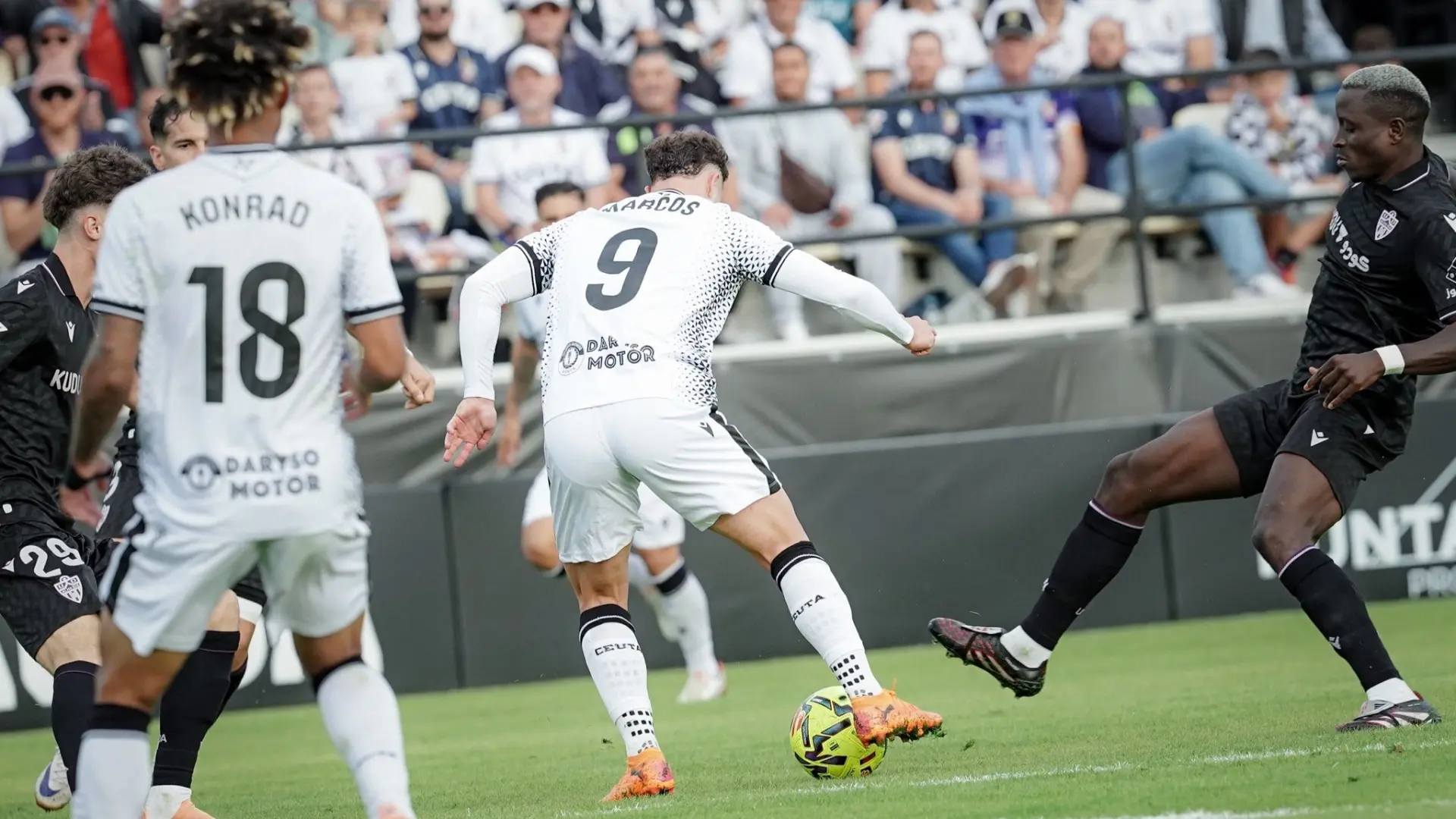 Muere un aficionado en la grada durante el Ceuta - Almería y el árbitro suspende el partido