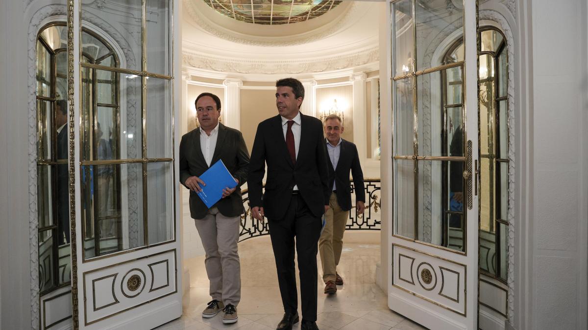 Dimisión y un interino: la solución prevista entre Feijóo y Mazón