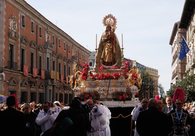 La Virgen de la Almudena procesiona por las personas vulnerables y en soledad