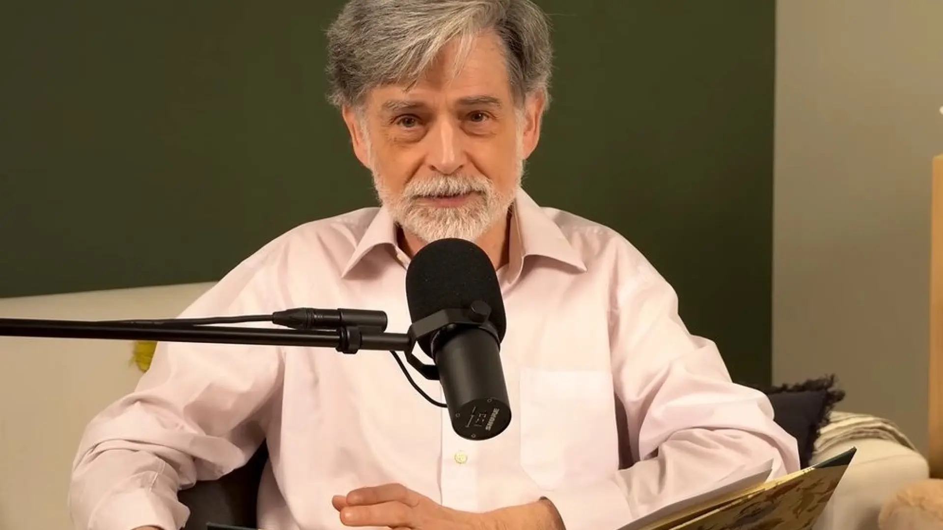 Carlos González, pediatra: "Hasta pelearse con su hermano es mejor para tu hijo que estar embobado viendo una pantalla"