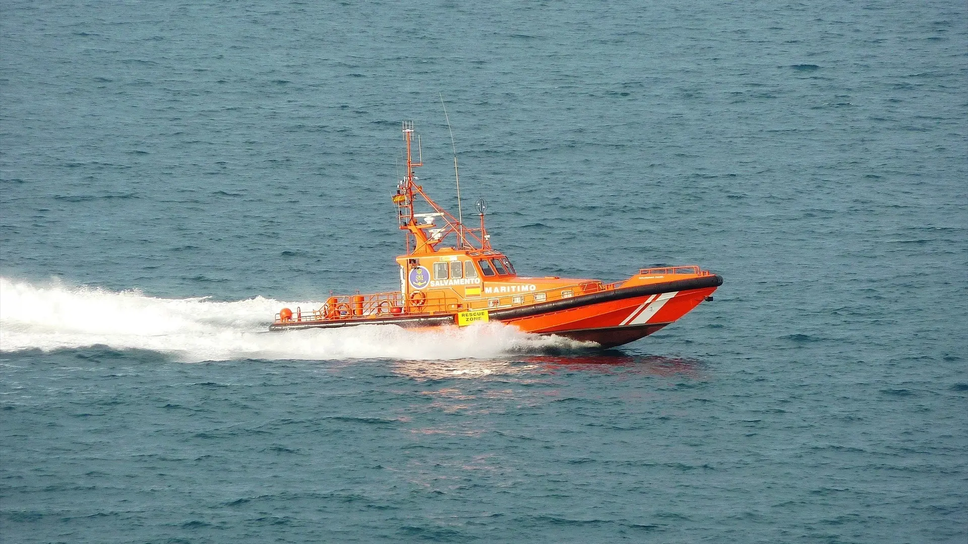 Rescatadas tres personas en apuros que estaban agarradas a una boya en la Playa de Bajamar