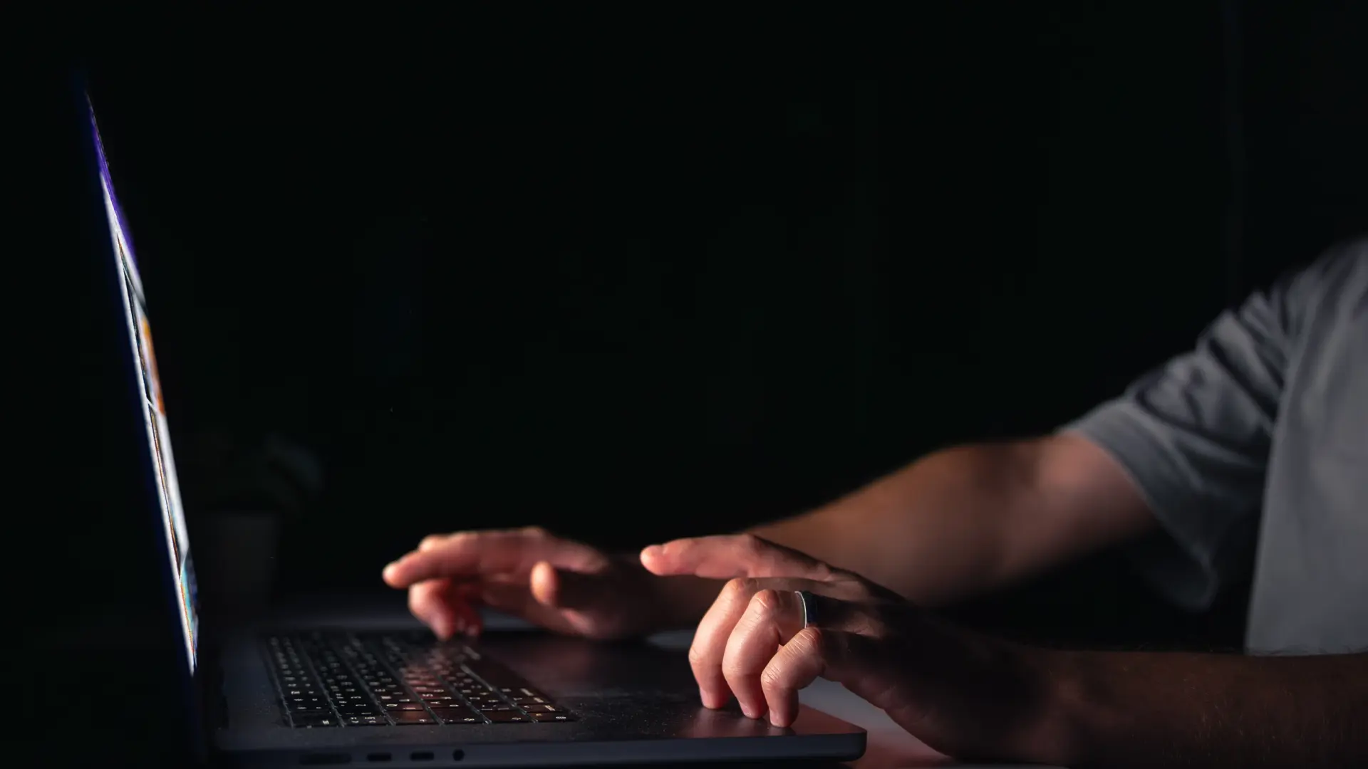 Sanción histórica: multa de 2.000 € a un menor por difundir desnudos de chicas generados con IA