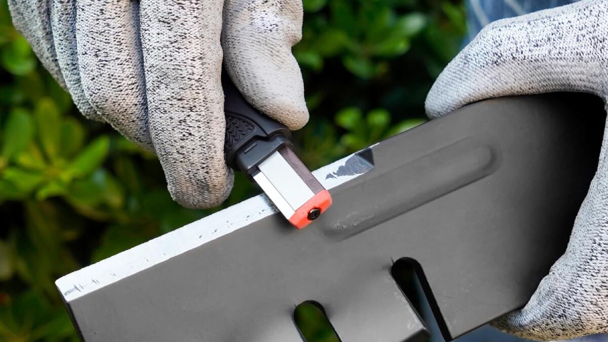 Pon a punto las herramientas del jardín con la afiladora de tamaño bolsillo y top ventas en Amazon (por menos de 12 euros)