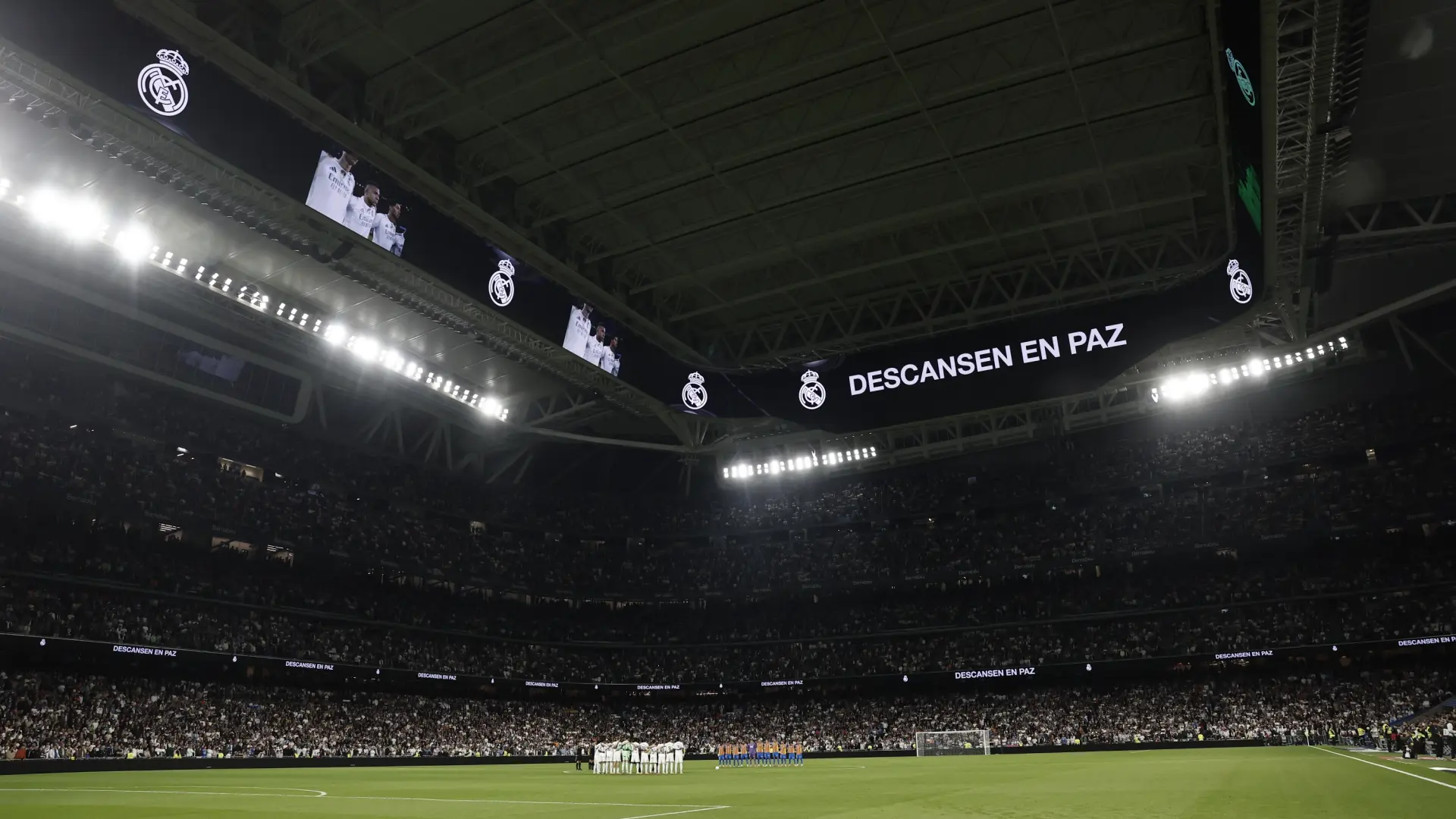 Dani Carvajal, emocionado durante el minuto de silencio en memoria de su abuela y de Ochotorena