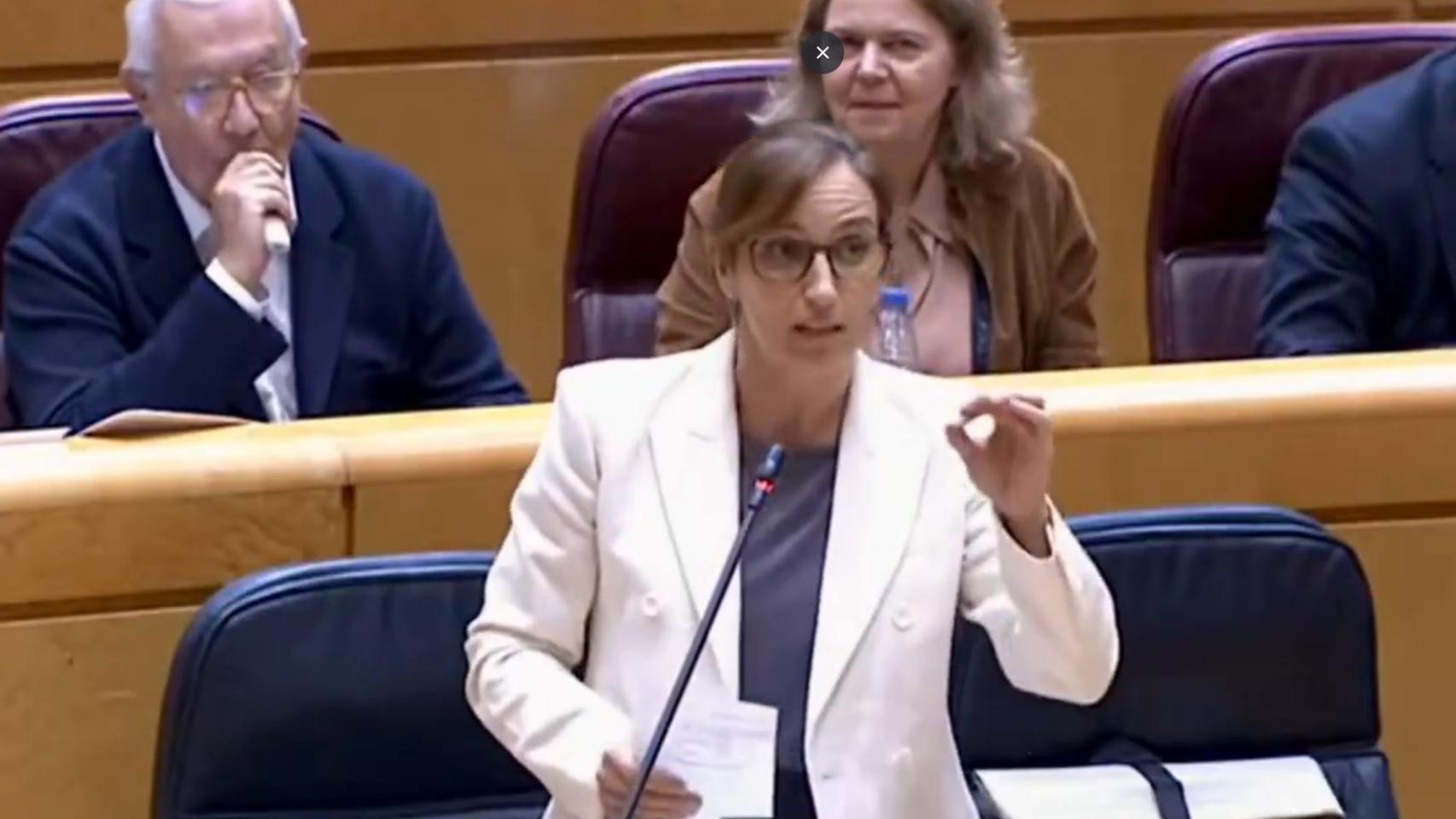 Las cámaras del Senado cazan a Javier Arenas fumando un váper en su escaño detrás de la ministra de Sanidad