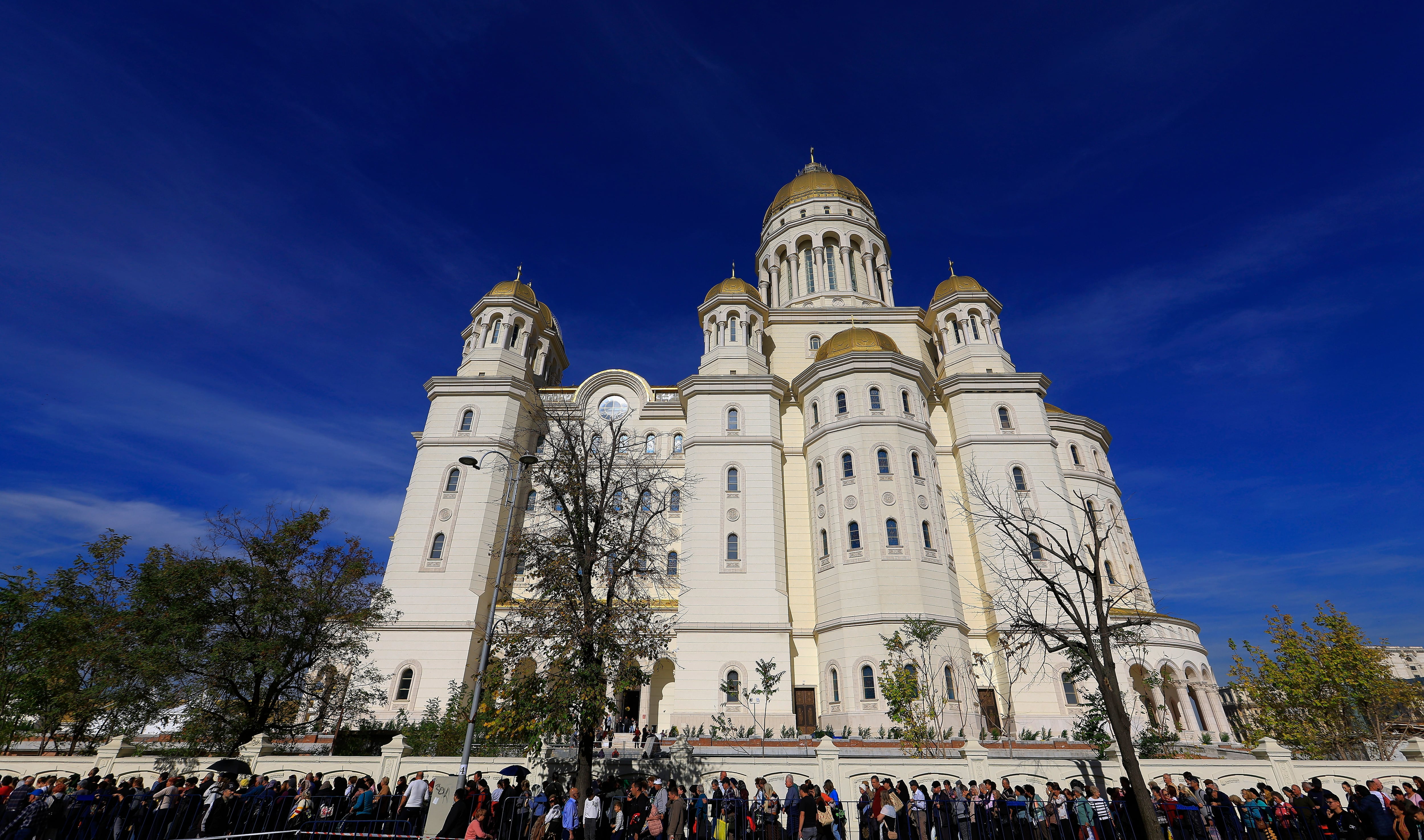Un himno fascista en la mayor catedral ortodoxa del mundo: el pasado siempre acecha en Rumania