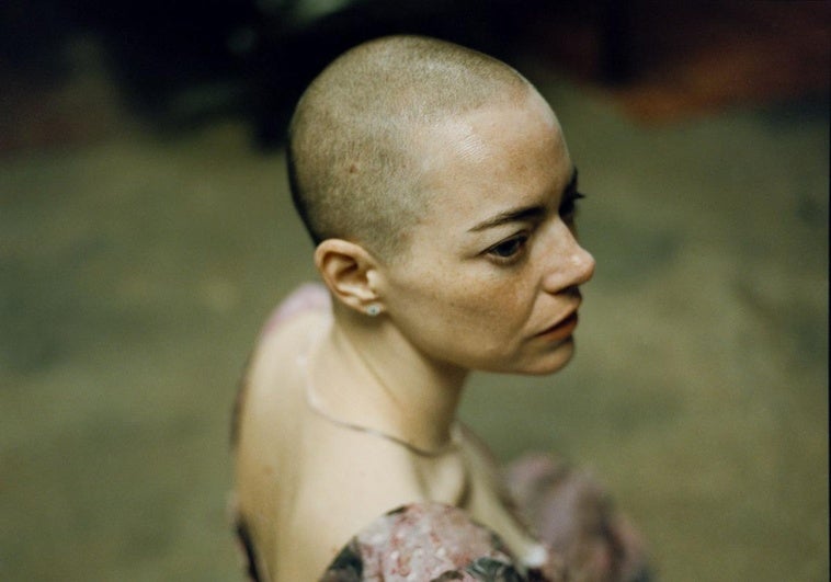 Crítica de 'Bugonia' (***): Emma Stone contra dos tontos muy listos