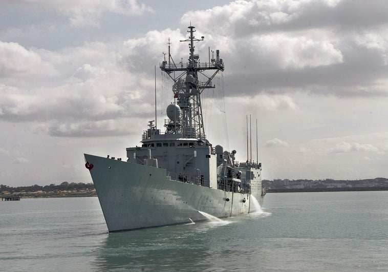 La fragata española 'Victoria' libera un buque mercante secuestrado por piratas somalíes