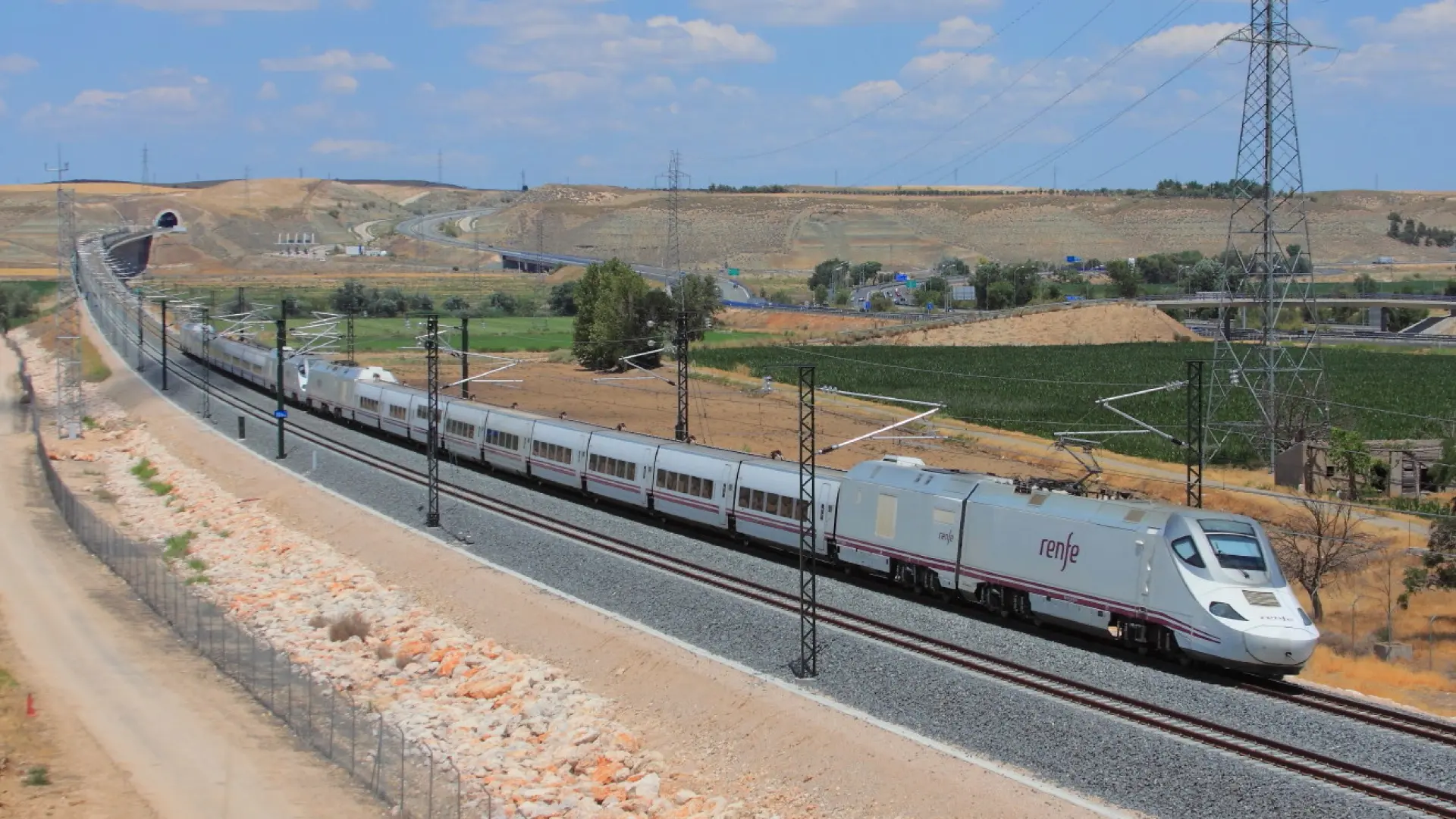Puente adjudica a Iberdrola el suministro de electricidad verde a toda la red ferroviaria entre 2026 y 2030