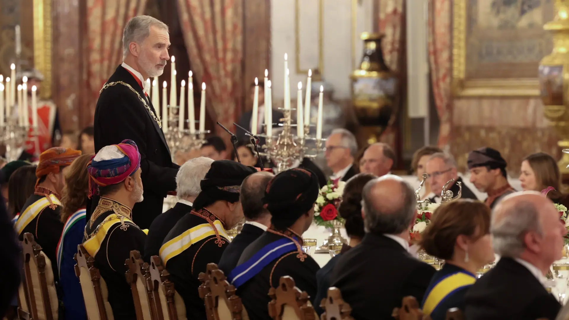 El rey llama al "silencio de las armas" ante violaciones de alto el fuego en Gaza en la cena para el sultán de Omán