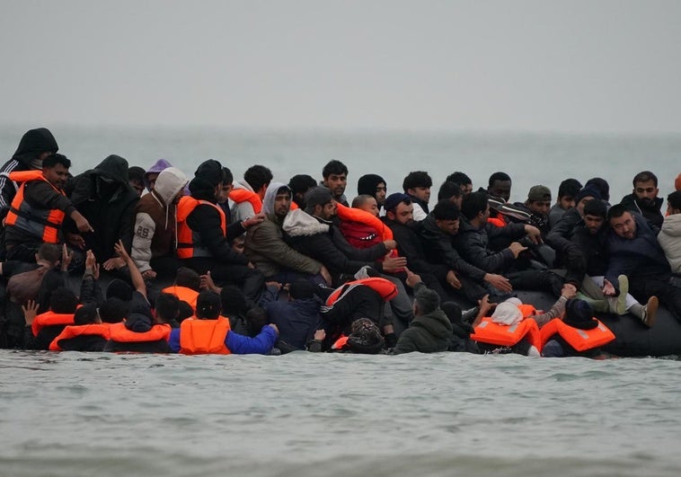 Rescatados cerca de cien inmigrantes tras hundirse una embarcación en aguas del canal de la Mancha