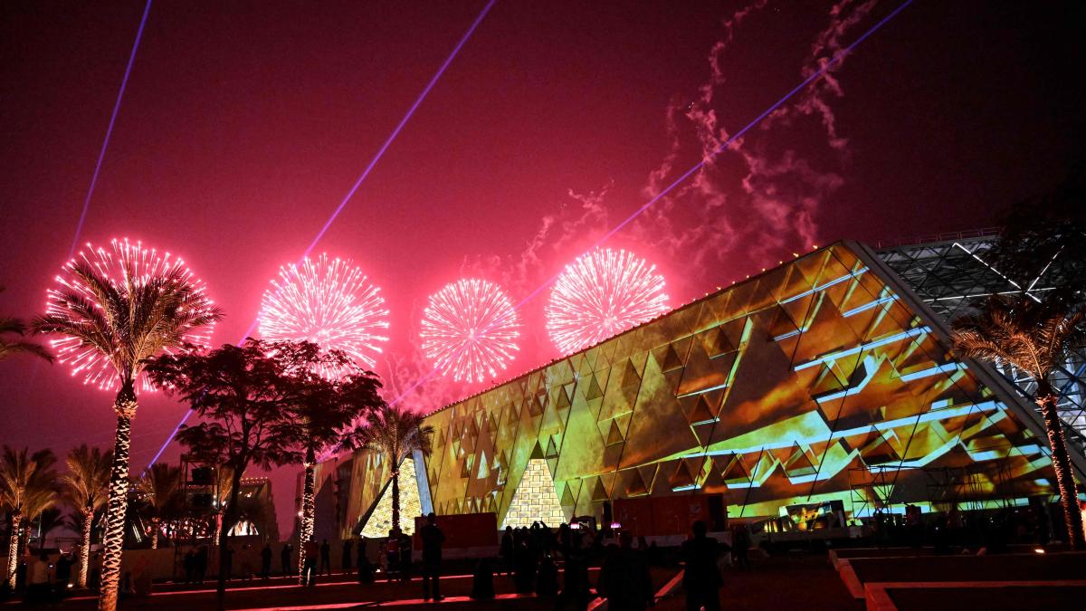 Egipto inaugura tras dos décadas de construcción su faraónico museo