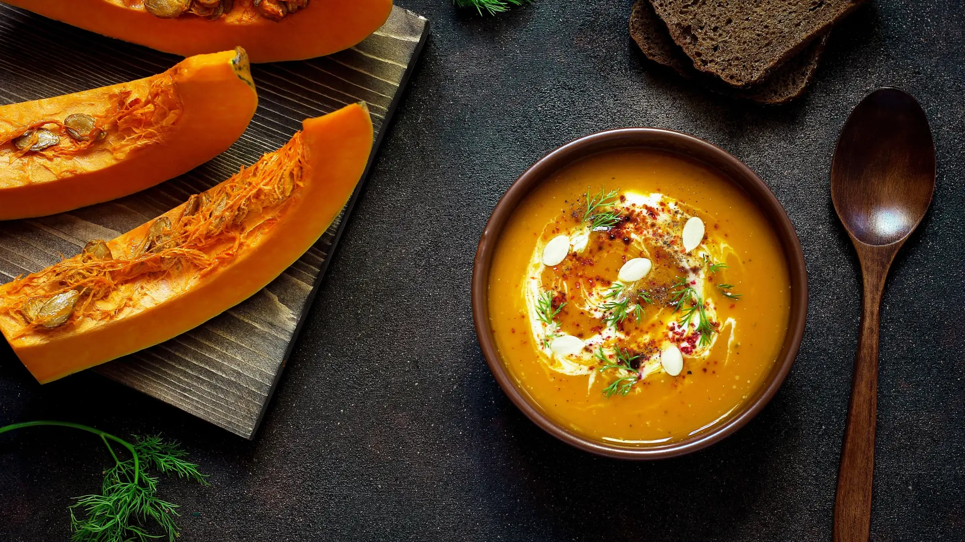 Crema de calabaza asada con crujiente de jamón, un plato fácil, rico y de temporada