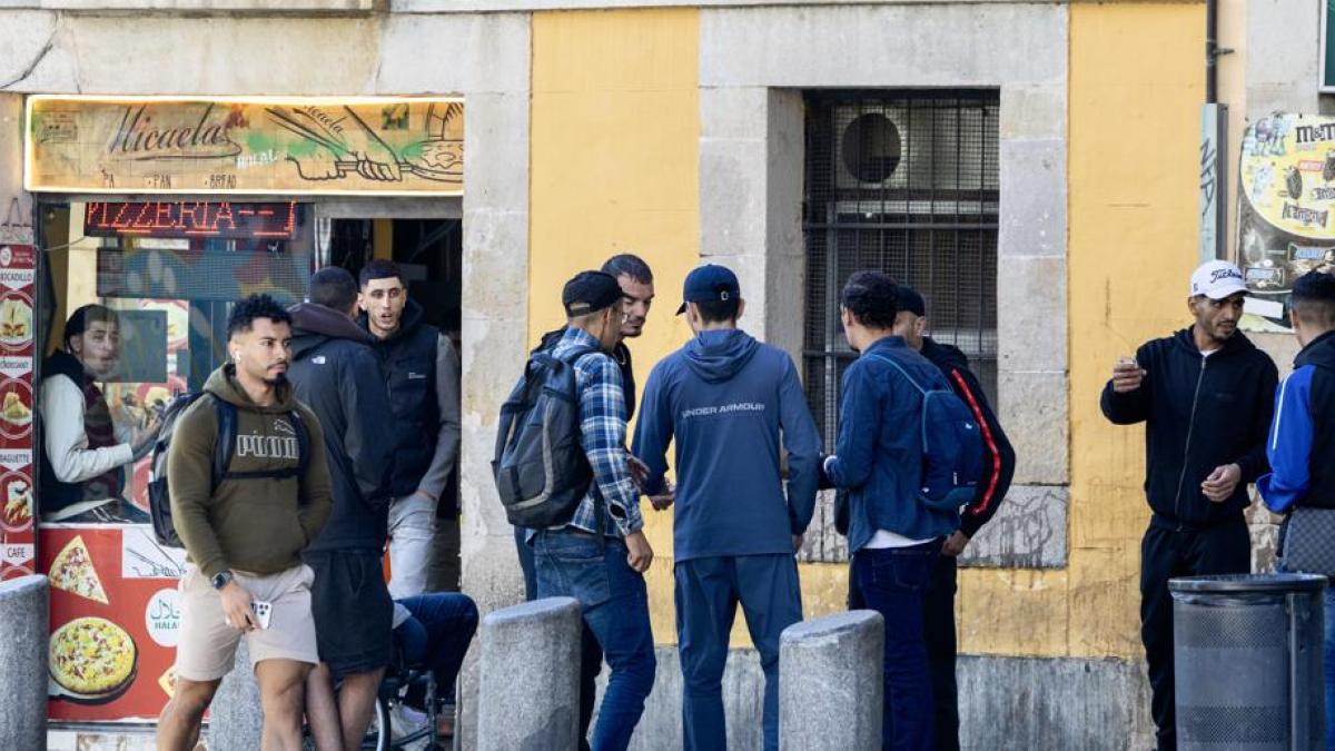La reventa callejera de fármacos agrava la convivencia en el Raval
