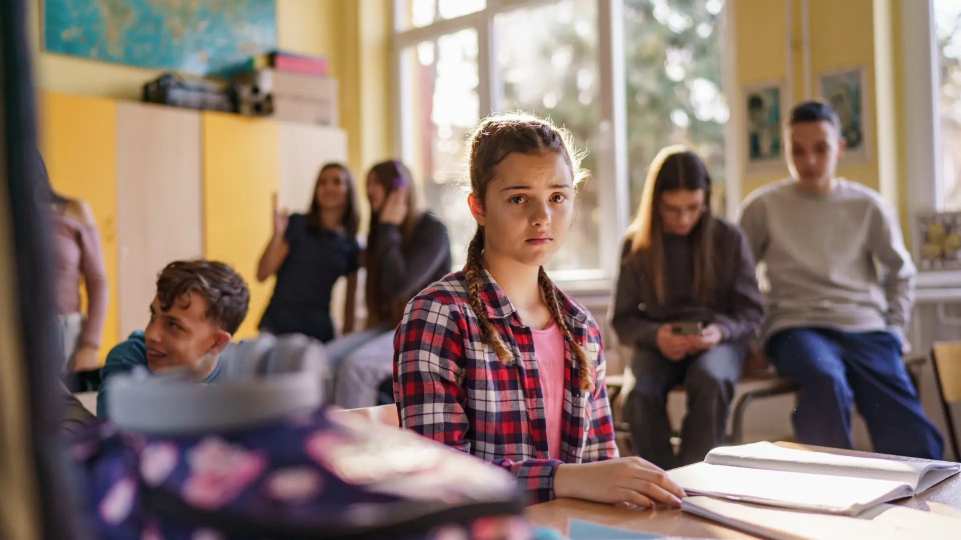 Señales para identificar el bullying, según dos expertas: "El cuerpo del niño acosado es un cuerpo encogido"