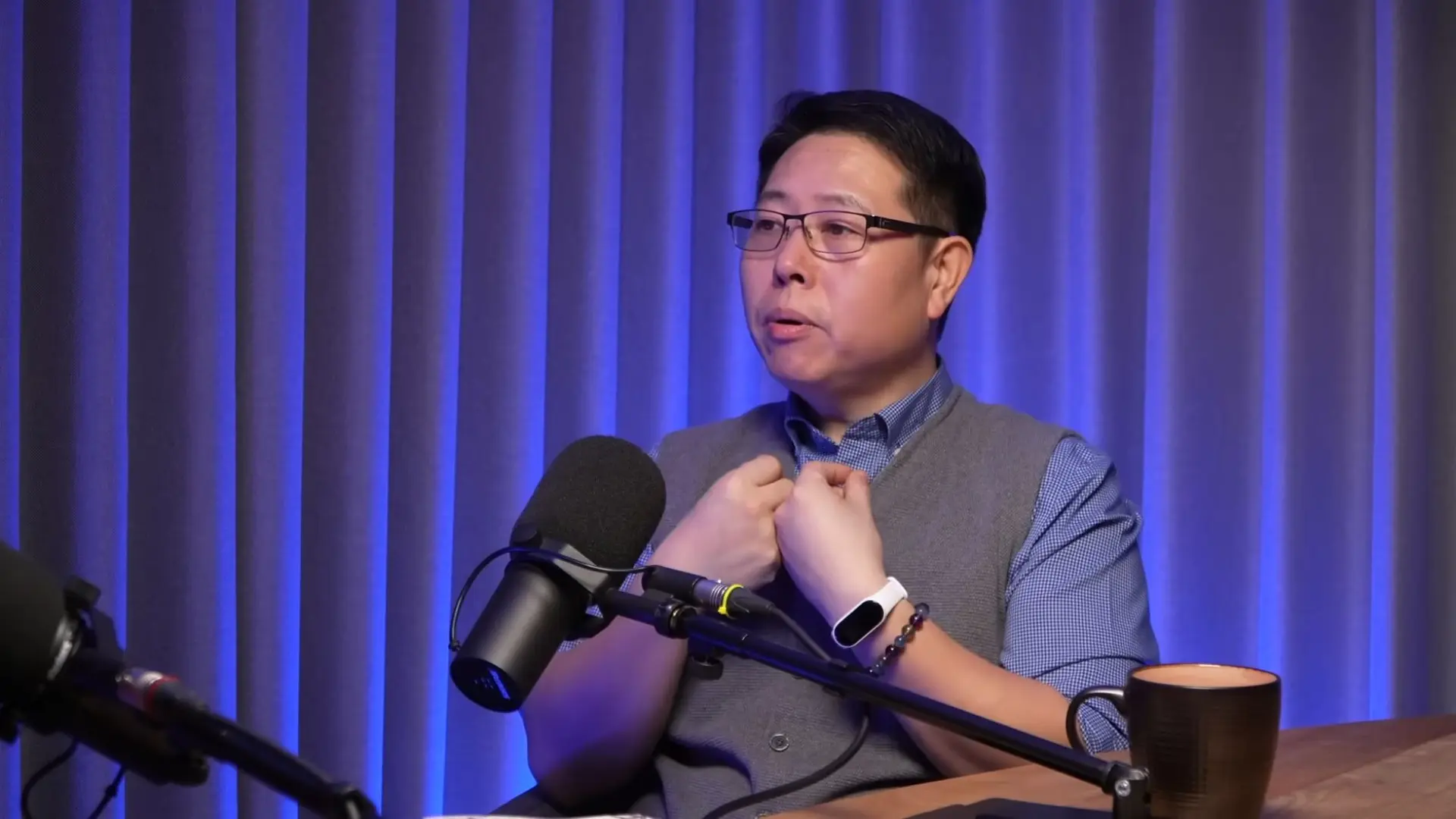 Por qué los chinos siempre acompañan sus comidas con bebidas calientes, explicado por el doctor Liu Zheng