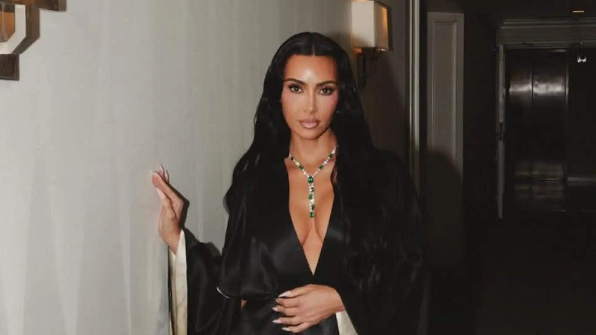 Kim Kardashian incendia las redes con el 'topless' más original que burla la censura de Instagram