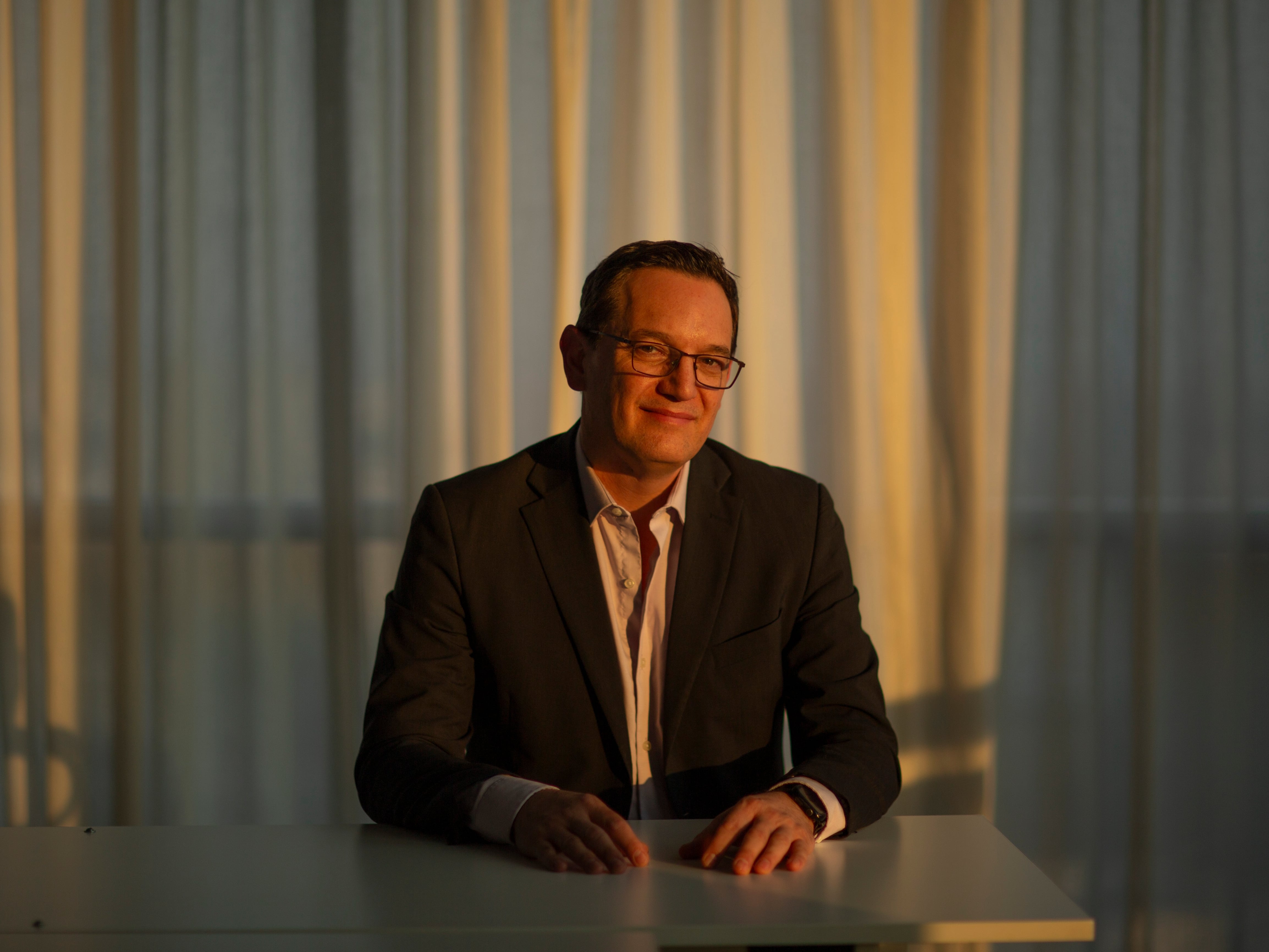 El doctor Jesús Luján, prófugo de la justicia en México, está detenido por el ICE en California