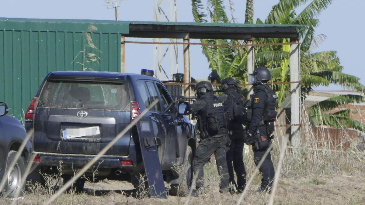 Continúa la búsqueda de los narcos que hirieron de bala a un agente en Isla Mayor