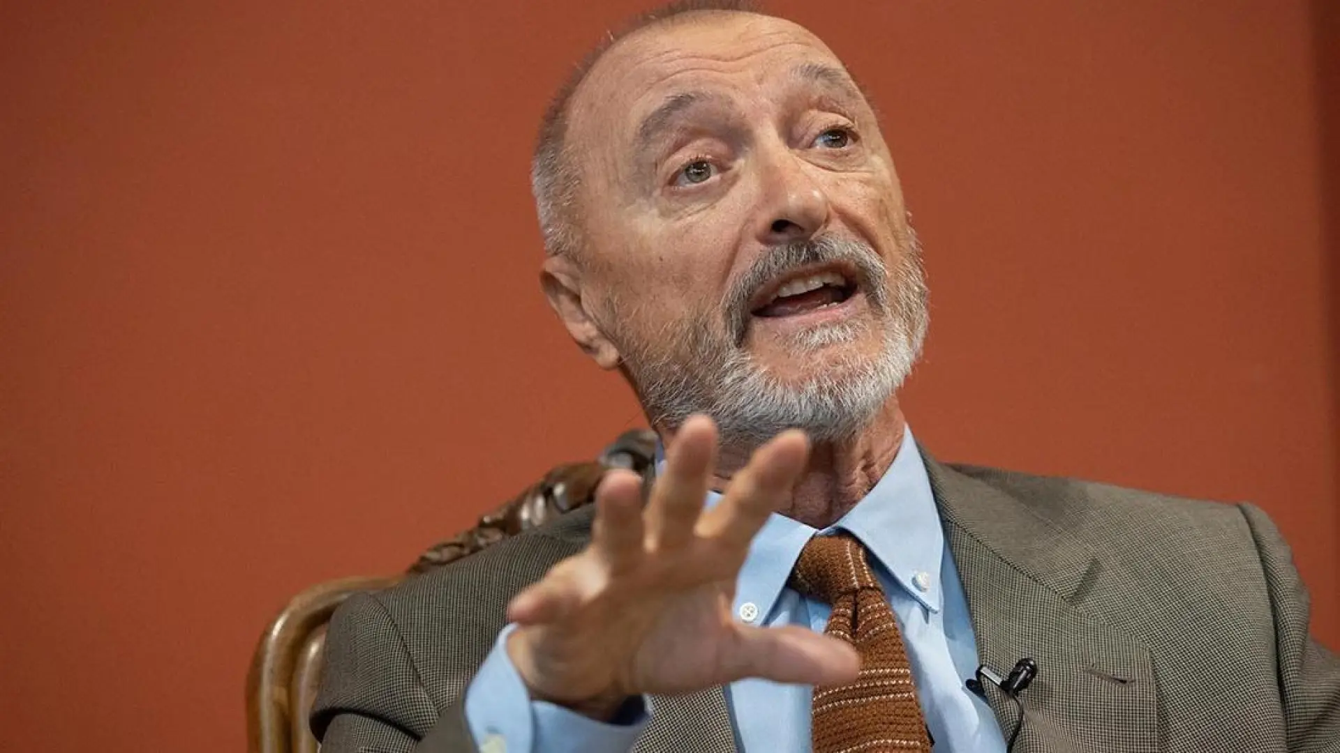 Pérez-Reverte se rinde ante la miniserie española del momento: "Enorme, impresionante"