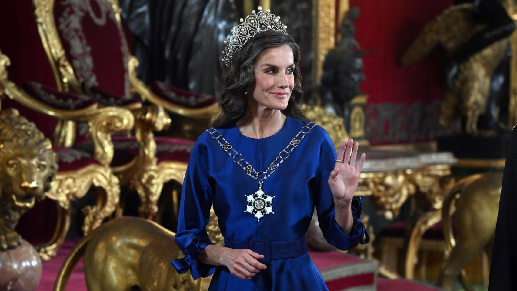 Letizia cambia las reglas del look con tiara: su nueva manera de lucir la Rusa siete años después de estrenarla