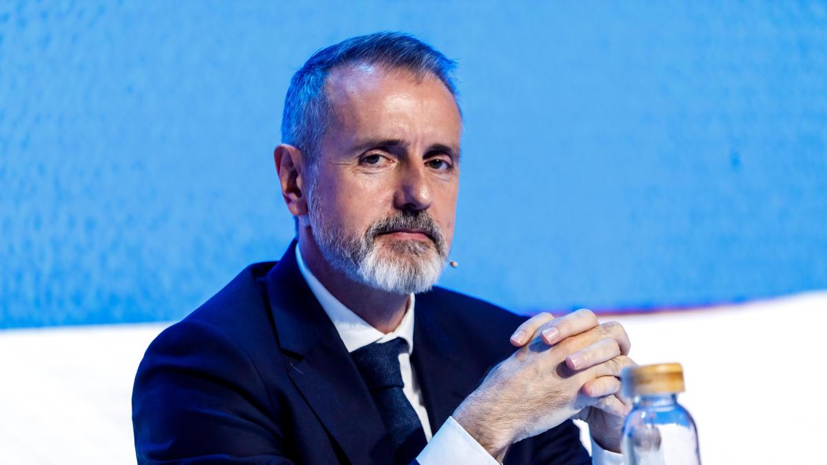 Telefónica prevé ingresos de hasta un 3,5% más anuales, recorta el dividendo y se prepara para comprar