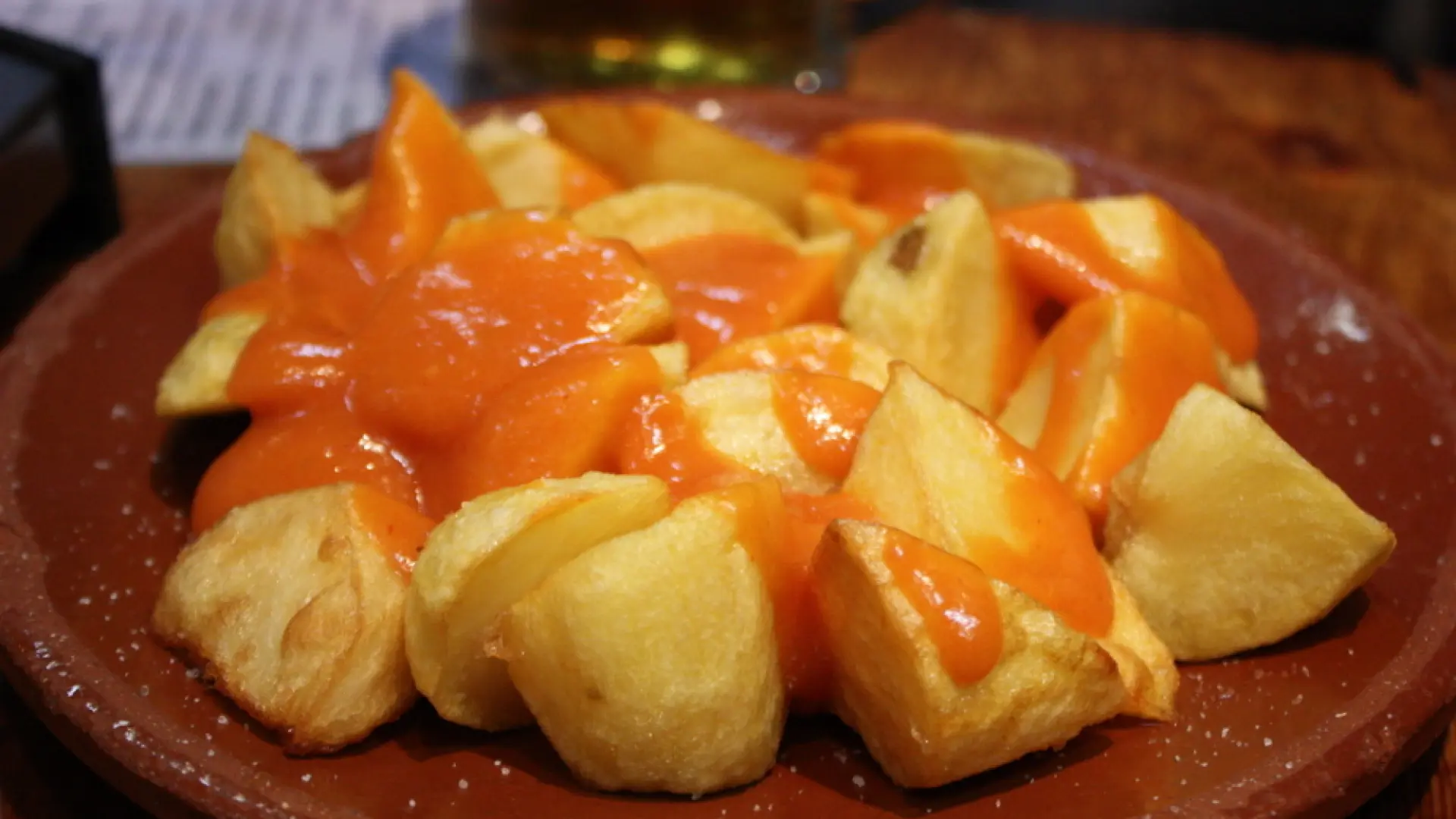 Ni tomate ni guindilla: la receta original de la salsa de las patatas bravas de Madrid