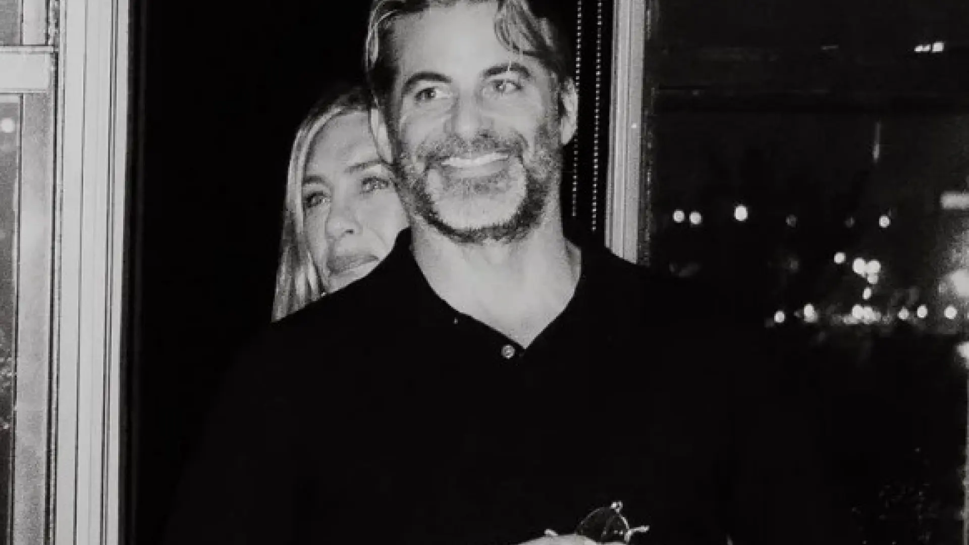 Jennifer Aniston hace oficial su relación con Jim Curtis con una foto y un romántico mensaje: "Mi amor"