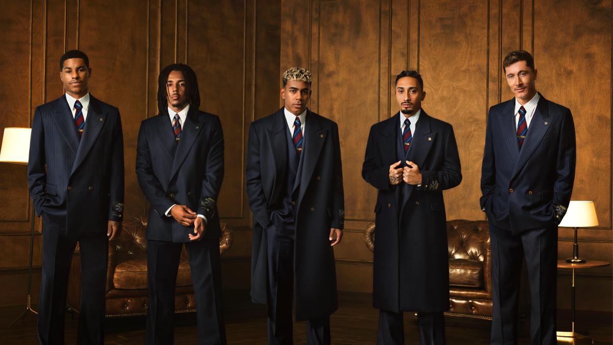 Los jugadores del Barça muestran su nuevo uniforme de lujo