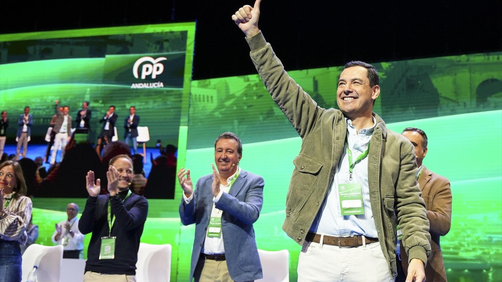 Juanma Moreno llega al XVII congreso del PP andaluz: su primer gesto es saludar a los líderes de CCOO y UGT