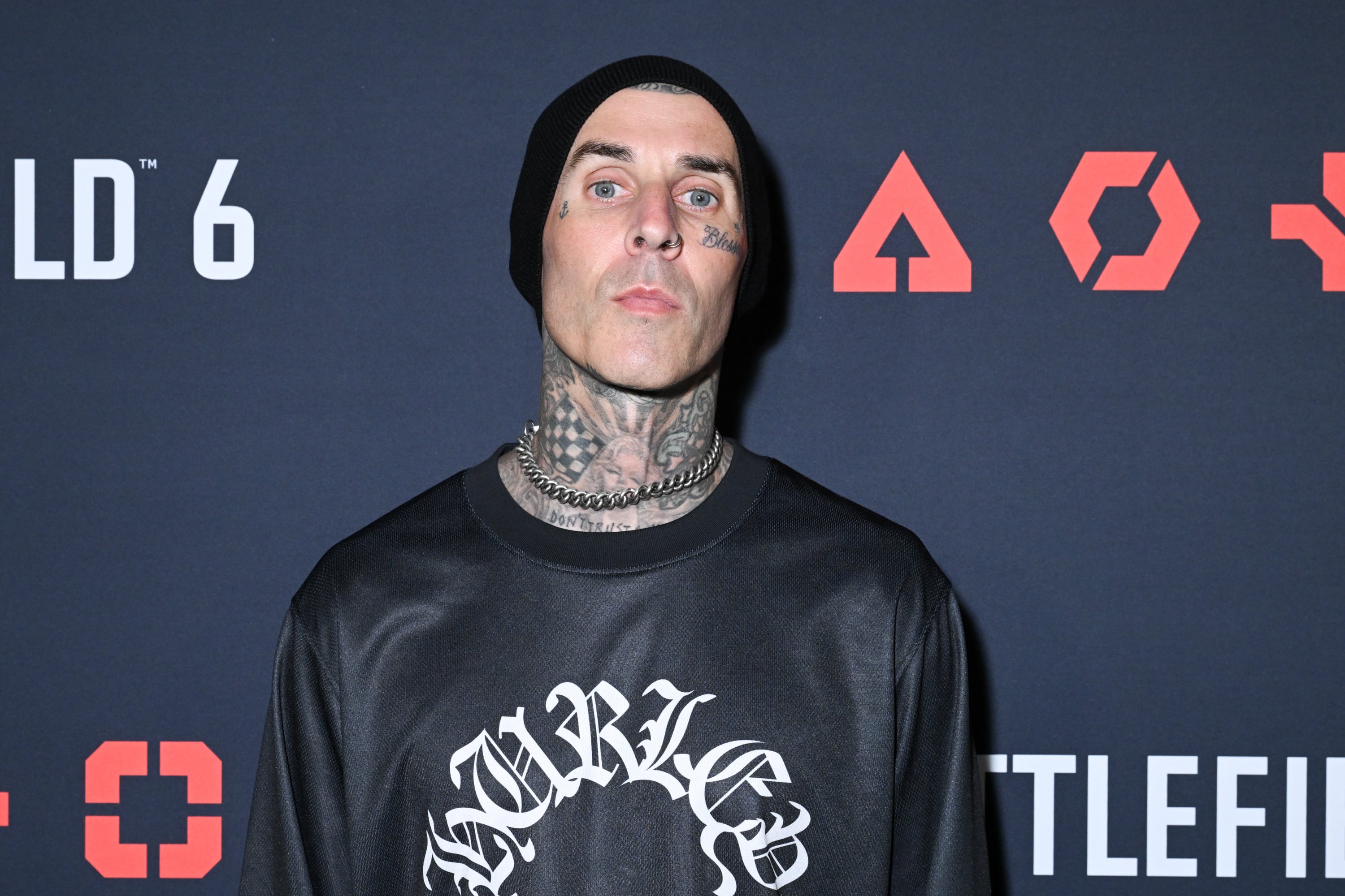 Travis Barker, baterista de Blink 182, lanza su línea de productos de bienestar junto a Doctor Simi