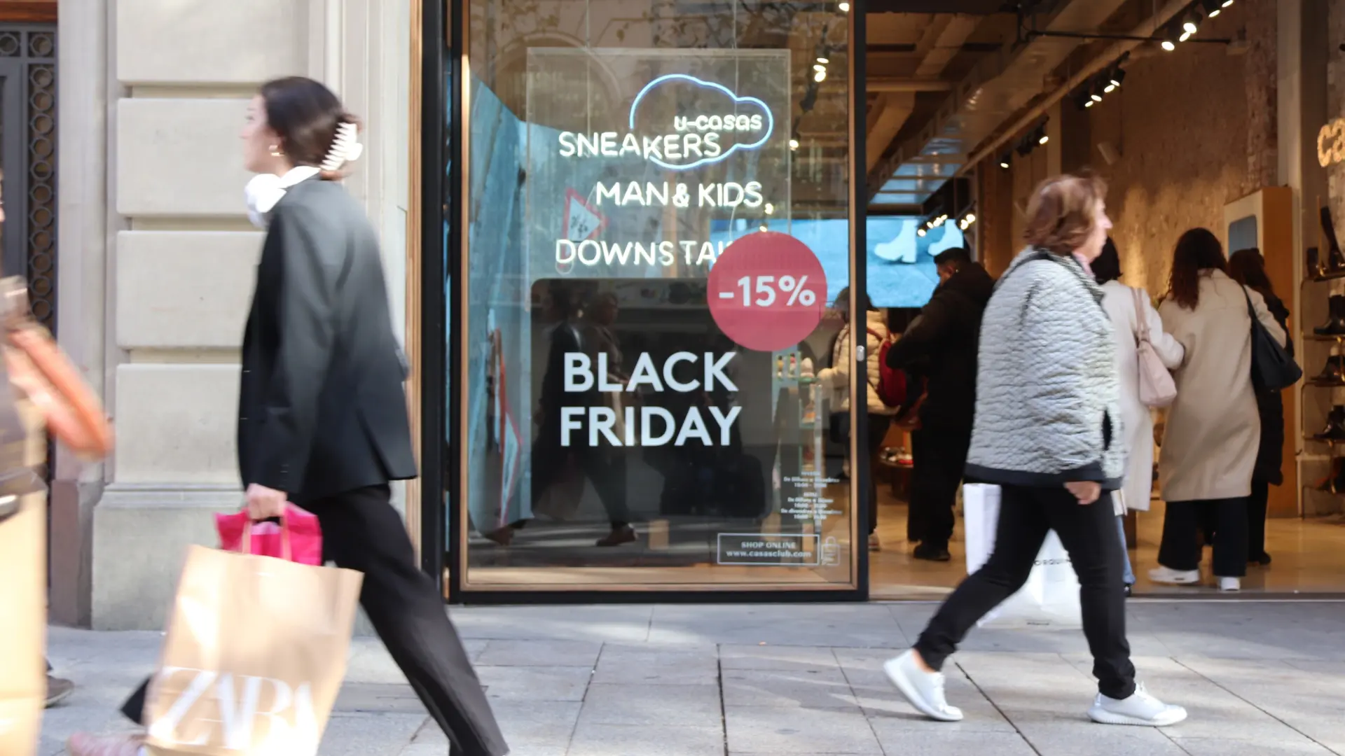 El gasto navideño de los españoles desde el 'Black Friday rozará los 1.000 euros