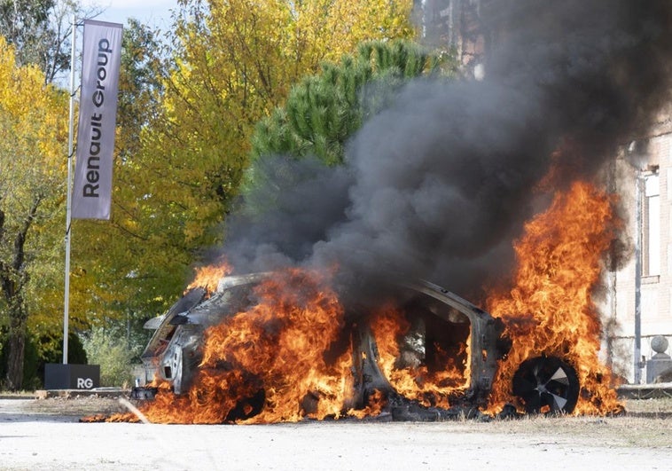 Cómo extinguir incendios en coches eléctricos de forma eficiente